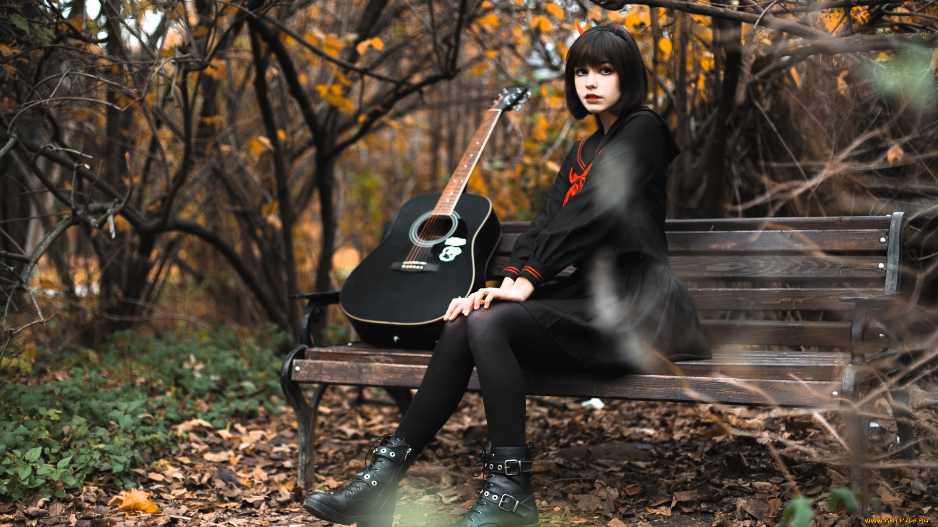 девушки, tenletters, образ, косплей, наряд, брюнетка, платье, гитара, листья, осень, лес, кусты, скамейка