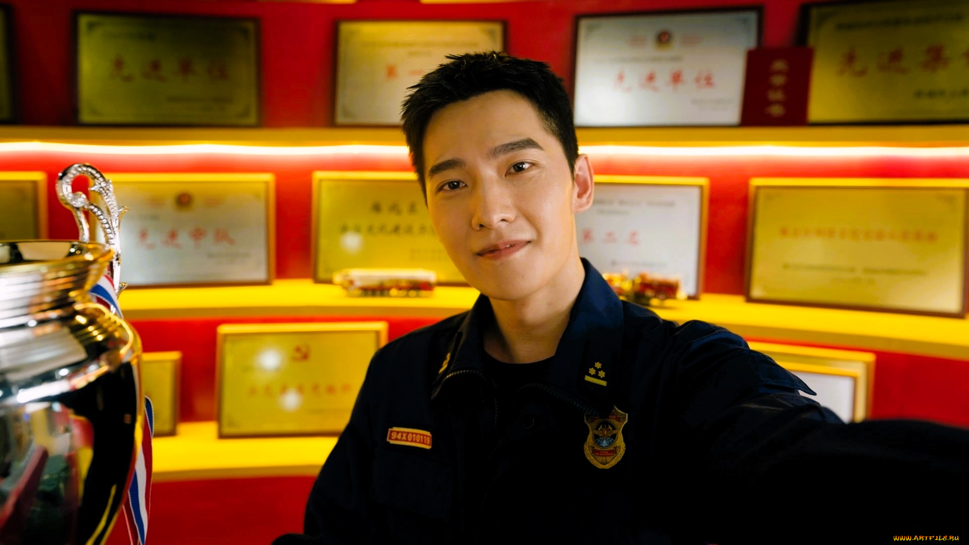 кино, фильмы, fireworks, of, my, heart, парень, форма, кубок, полки, таблички, свет