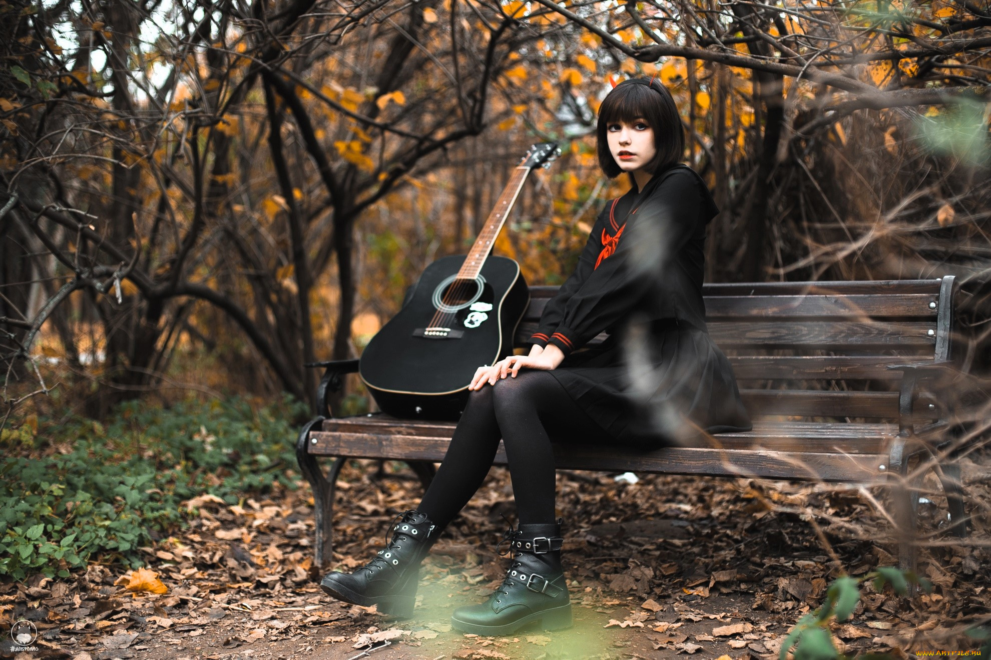 девушки, tenletters, образ, косплей, наряд, брюнетка, платье, гитара, листья, осень, лес, кусты, скамейка