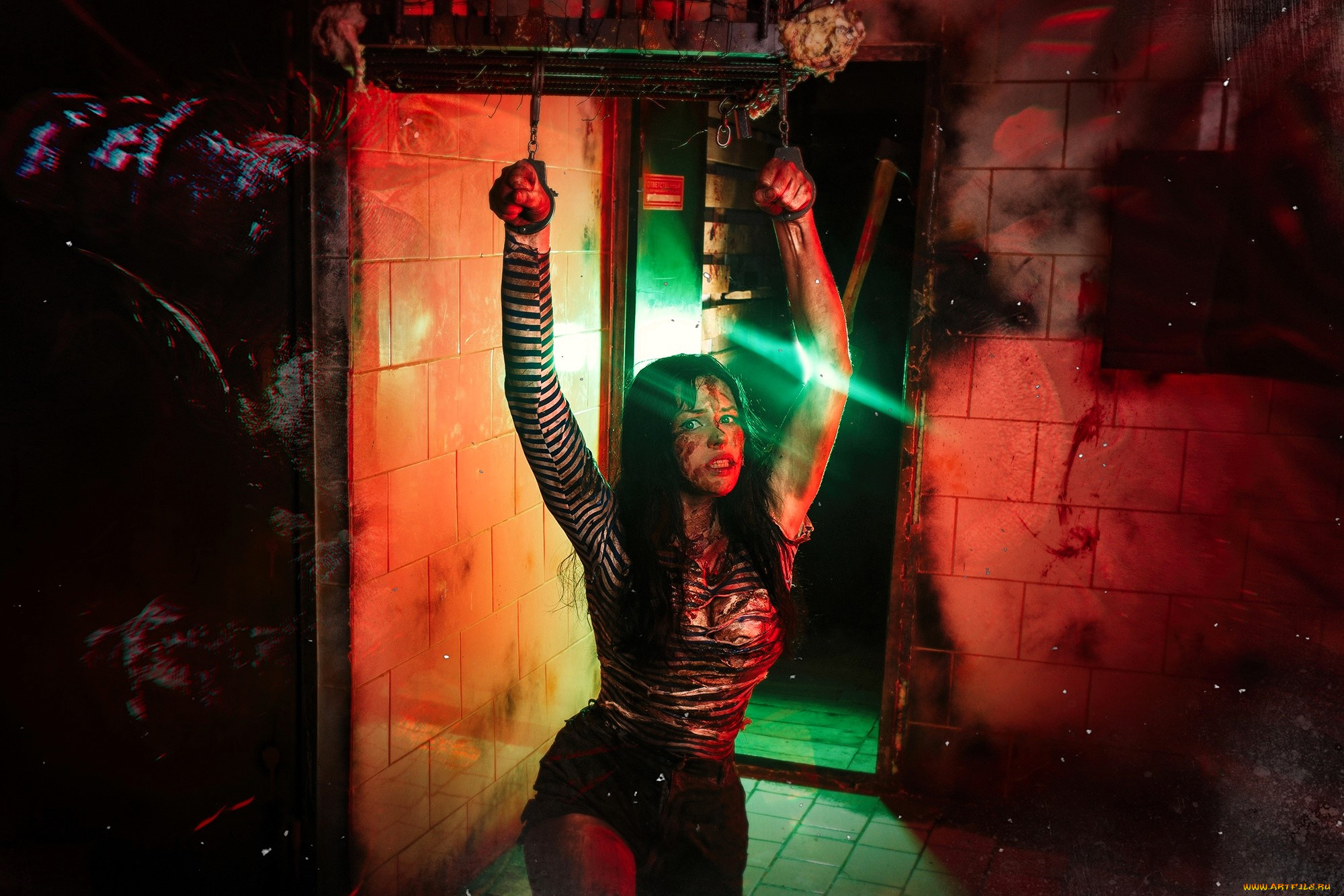 девушки, алиса, арефьева, образ, косплей, наряд, костюм, тельняшка, шорты, кровь, грязь, наручники, подвал