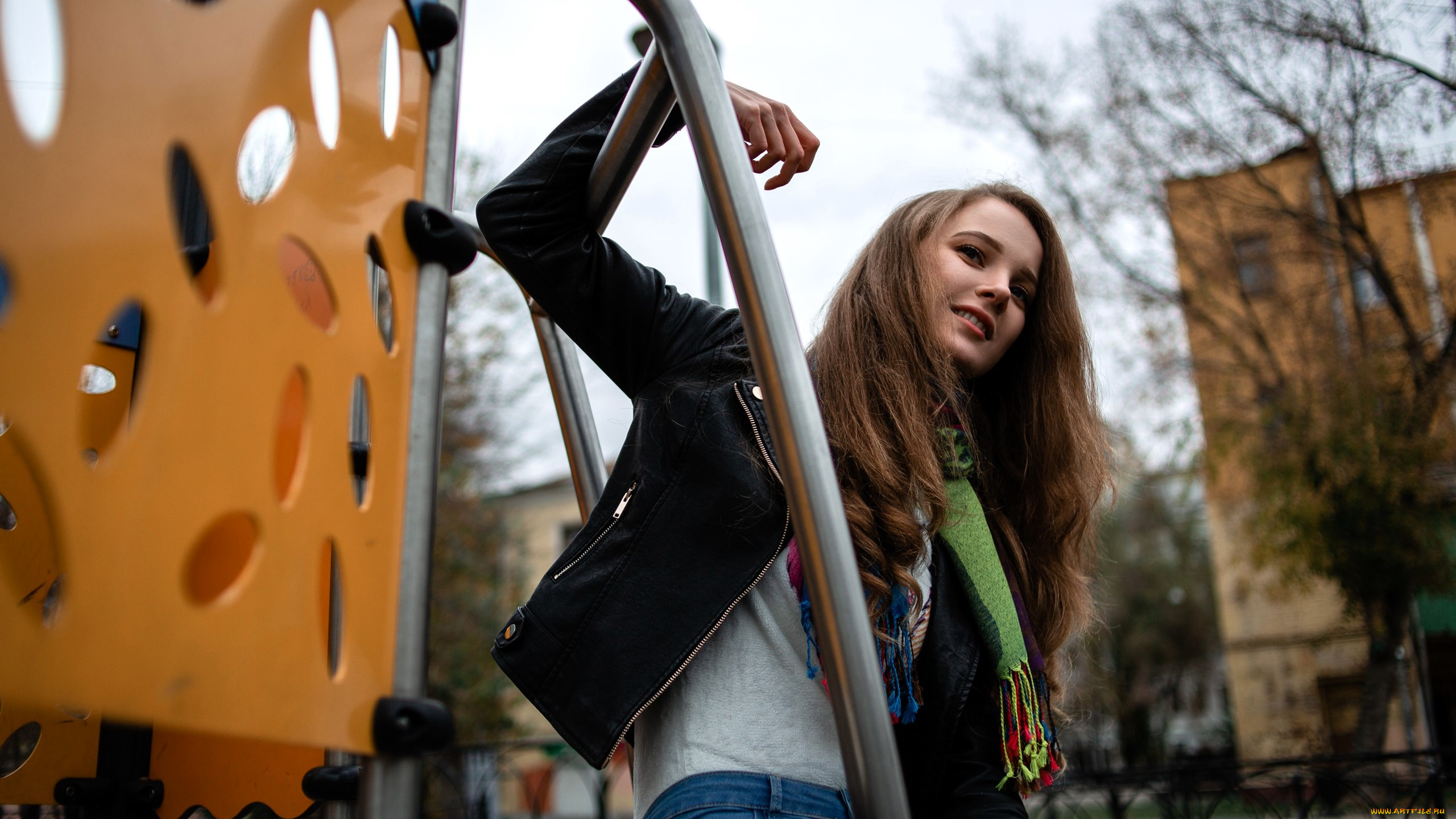 девушки, ксана, станкевич, шатенка, куртка, косуха, шарф, футболка, площадка, двор, дома