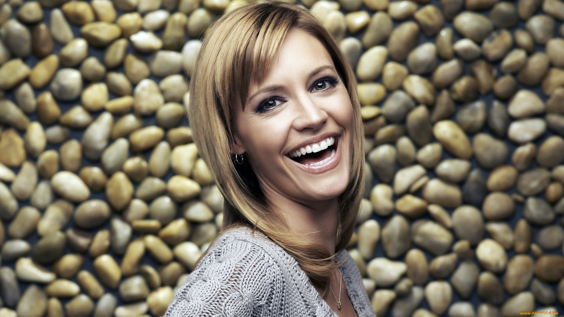 kadee, strickland, девушки, актриса, кади, стриклэнд, камни, кофта, блондинка, эмоции, радость