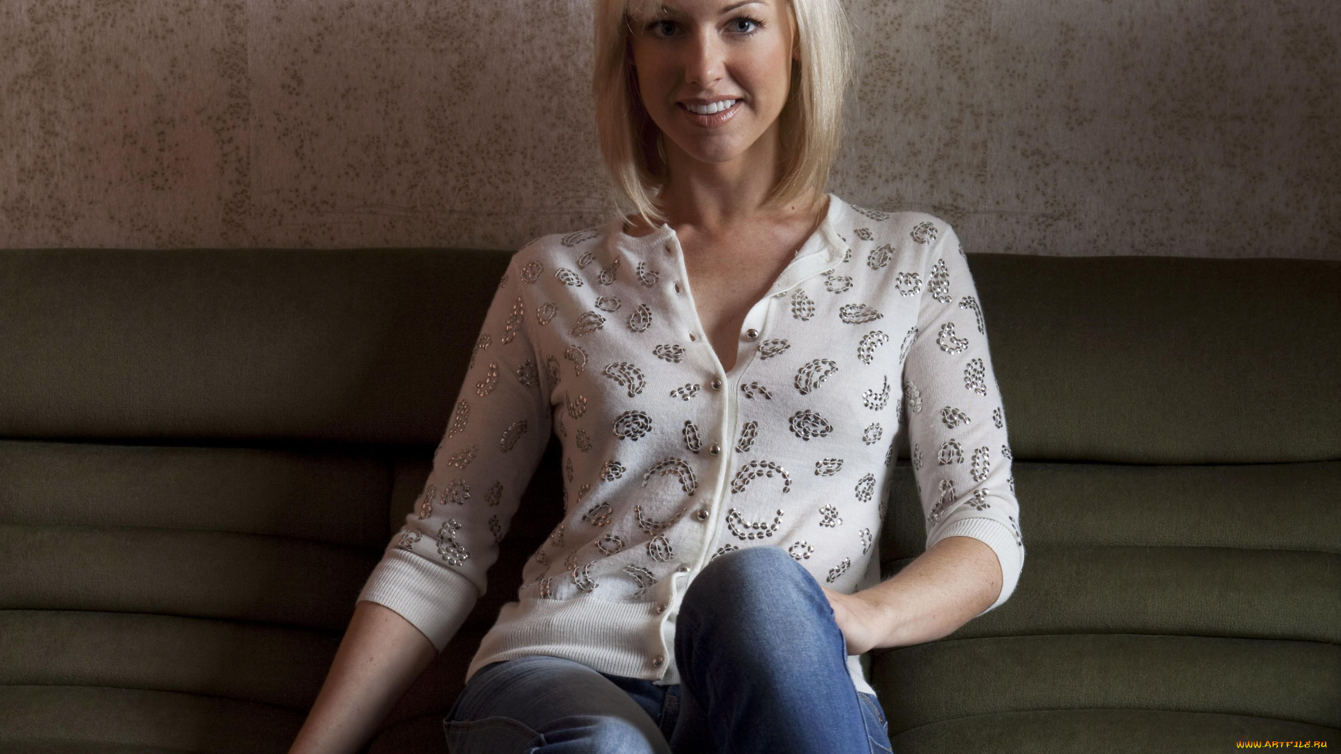 sarah, manners, девушки, кофта, диван, улыбка, блондинка, актриса, джинсы