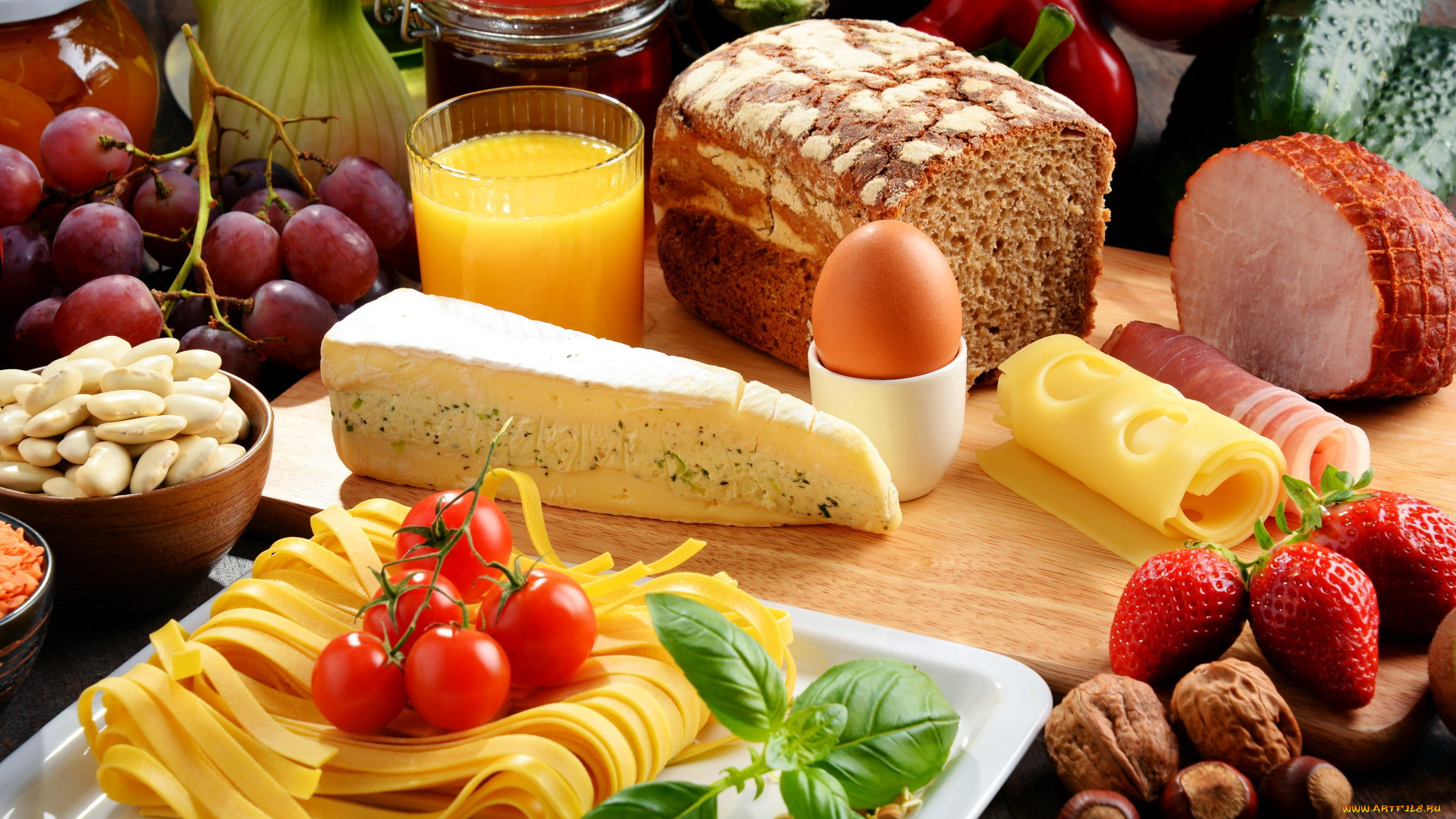 еда, разное, сыр, помидоры, орехи, хлеб, ветчина, базилик, клубника, макароны
