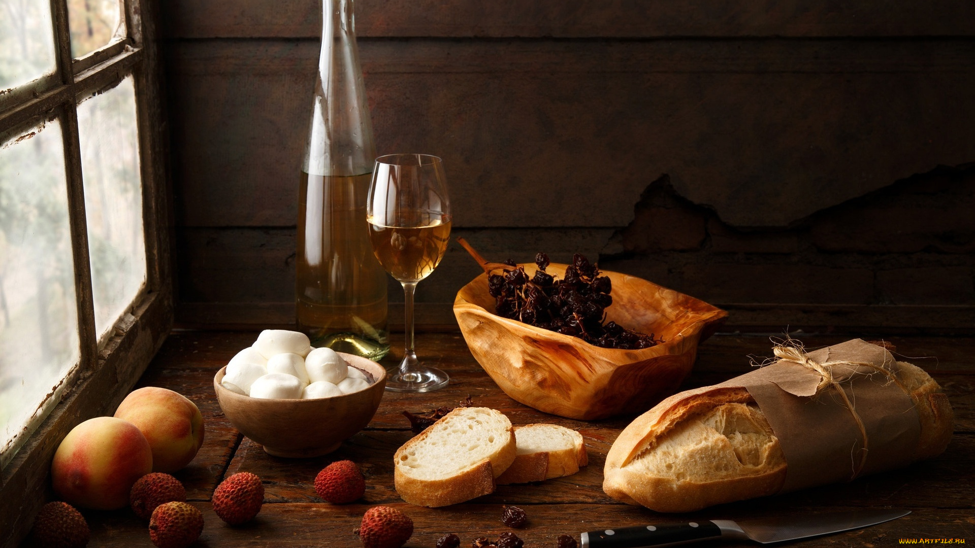 еда, натюрморт, персики, изюм, батон, вино, личи