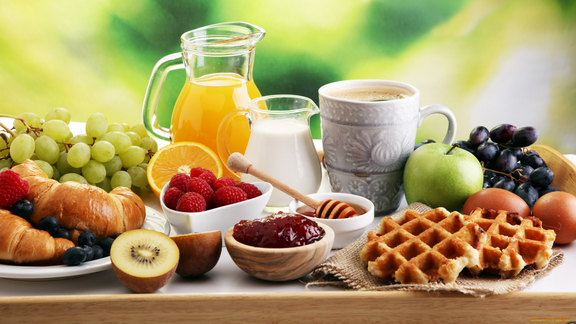 еда, разное, виноград, малина, яблоко, киви, яйца, джем, мед, сок, молоко, кофе, круассан