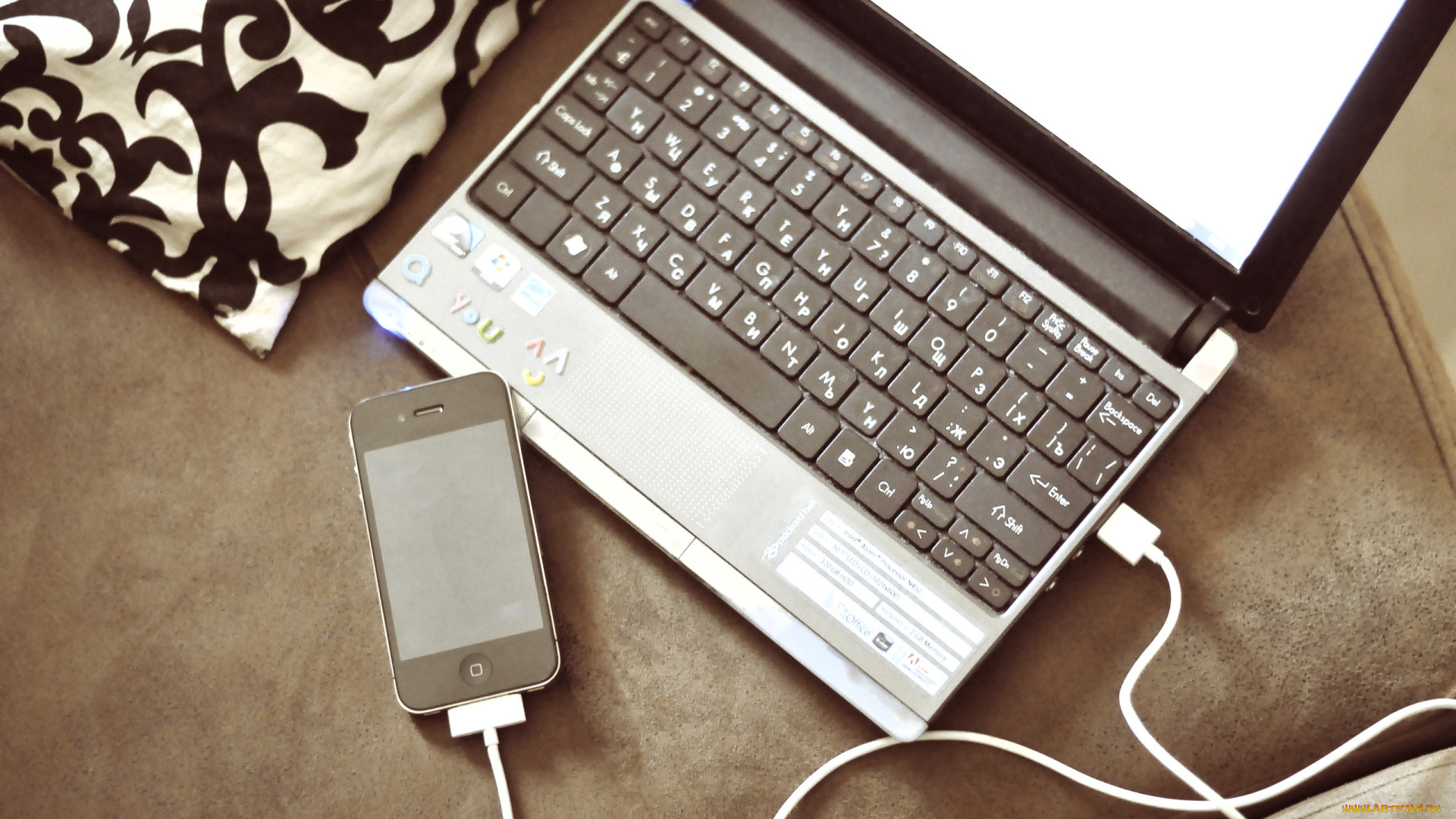 компьютеры, мониторы, , ноутбуки, ноутбук, телефон, провода, подушка