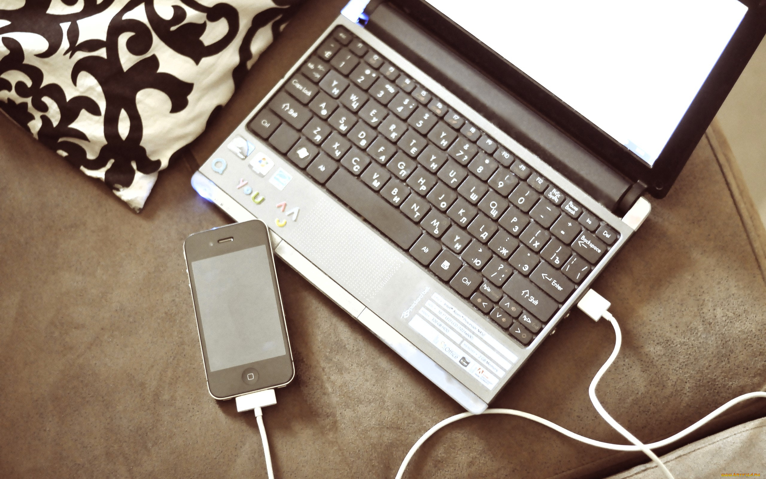 компьютеры, мониторы, , ноутбуки, ноутбук, телефон, провода, подушка