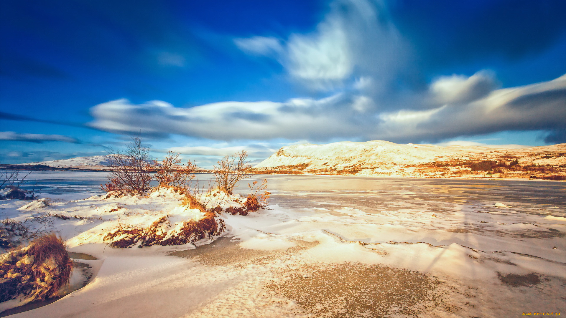 природа, побережье, облака, кусты, вода, горы, равнина