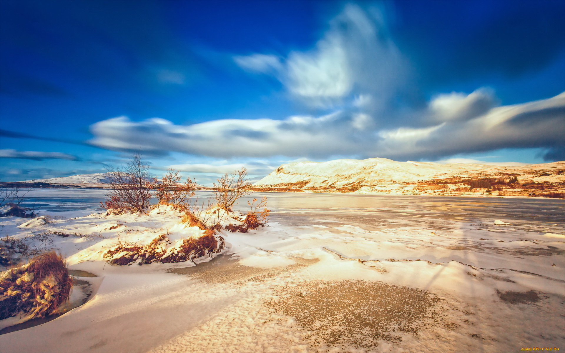 природа, побережье, облака, кусты, вода, горы, равнина