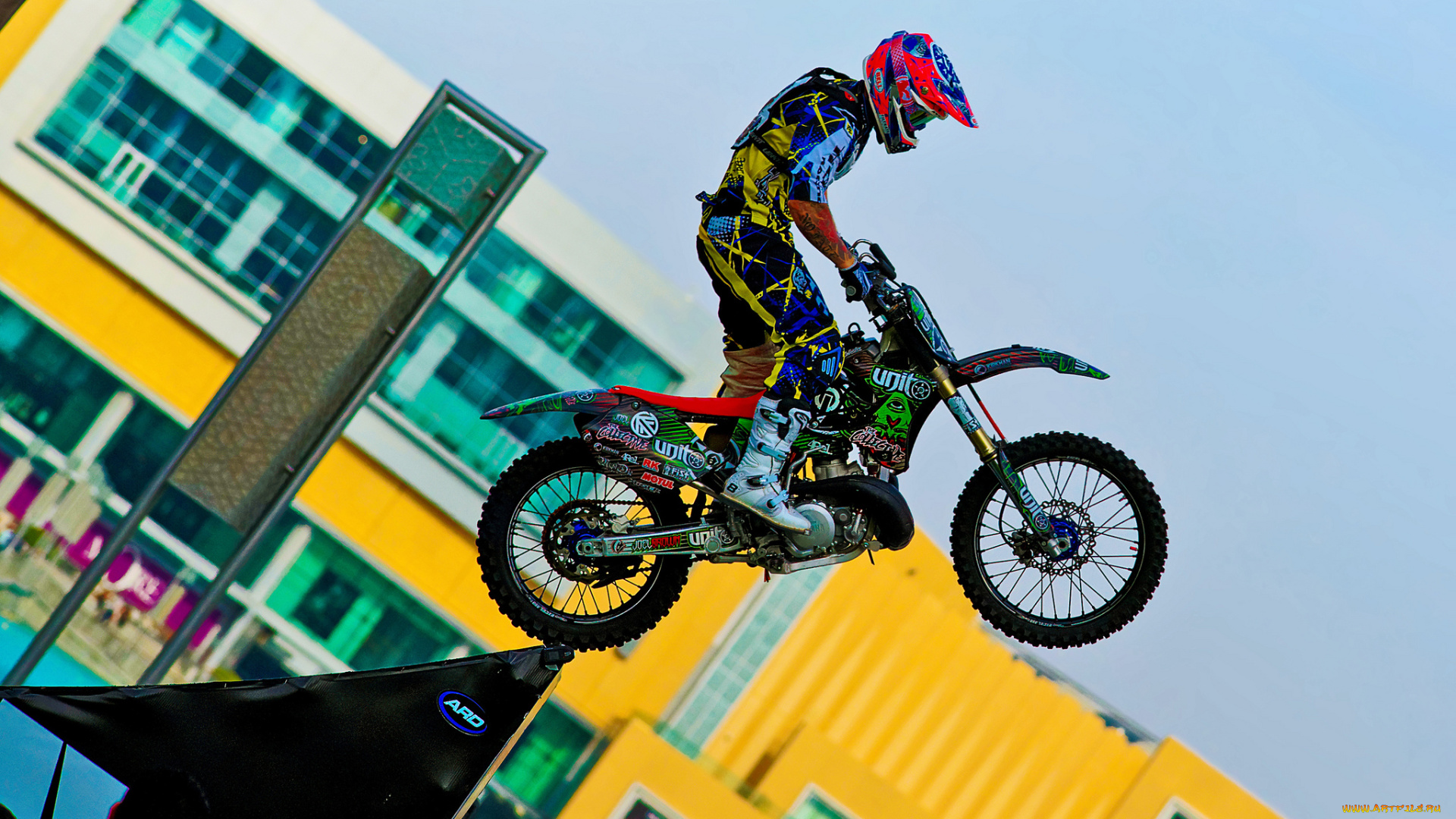 спорт, мотоспорт, байк, прыжок, трамплин, гонщик, шлем, экипировка