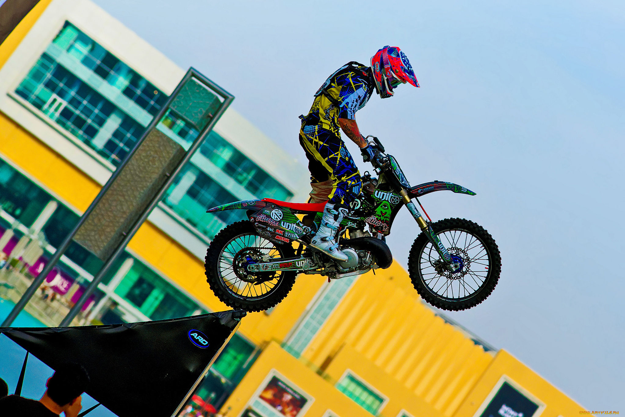 спорт, мотоспорт, байк, прыжок, трамплин, гонщик, шлем, экипировка