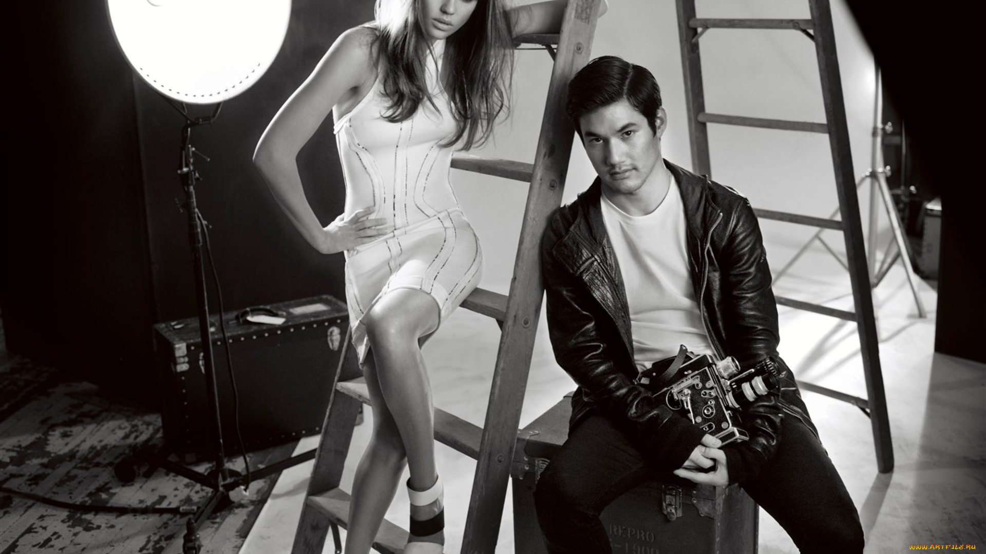 разное, мужчина, женщина, черно-белая, ящик, актриса, чемодан, jessica, alba, камера, фотограф, платье, свет, лестница