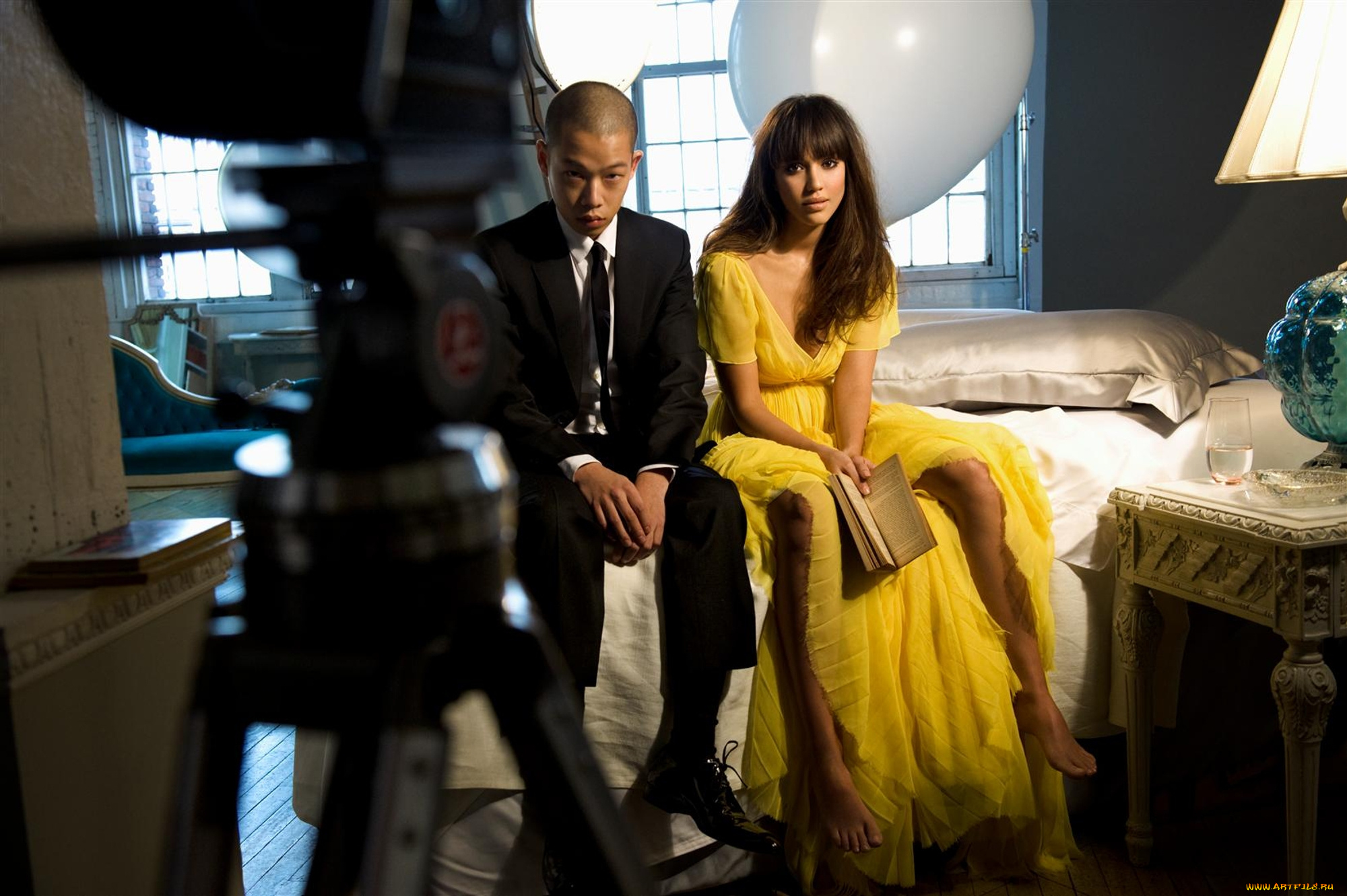 разное, мужчина, женщина, парень, камера, книга, кровать, платье, актриса, свет, окна, jessica, alba, тумбочка