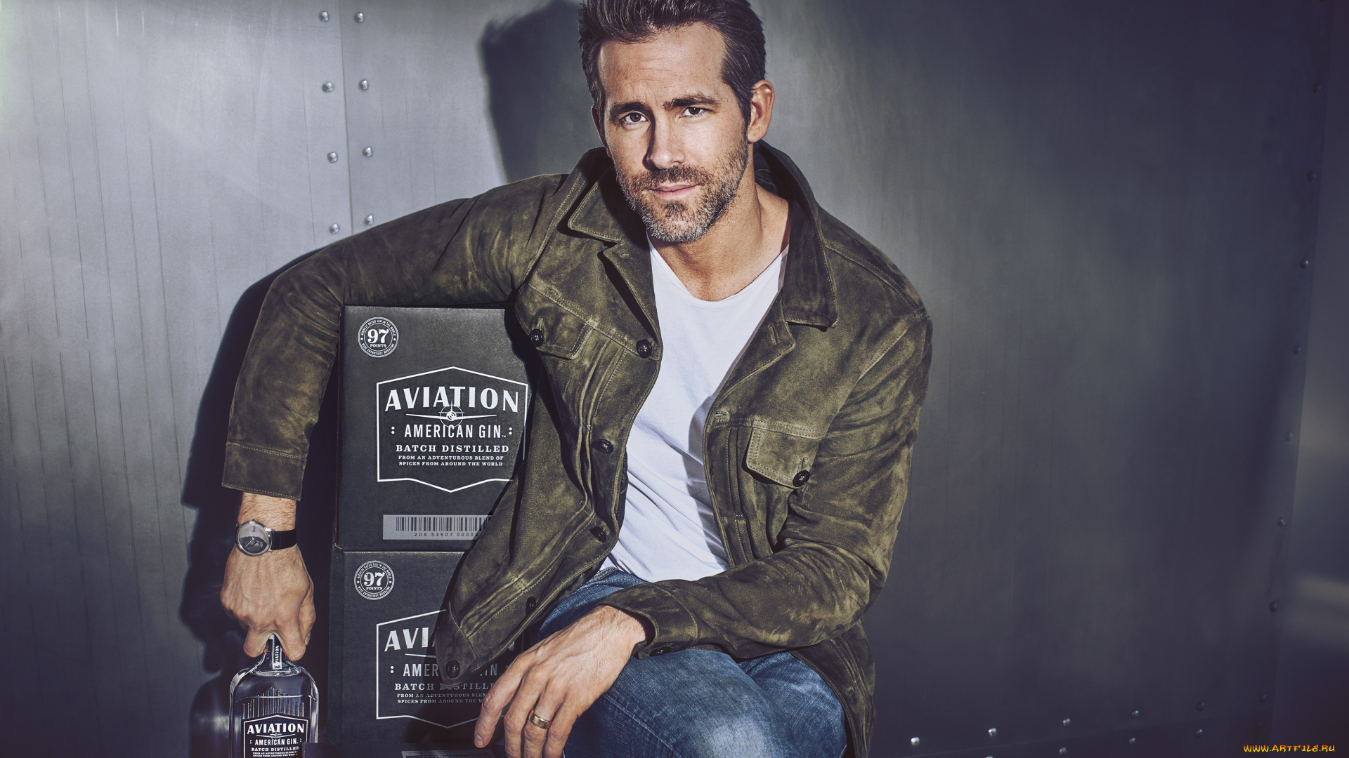 мужчины, ryan, reynolds, бутылка, джинсы, куртка, коробки, алкоголь, актер