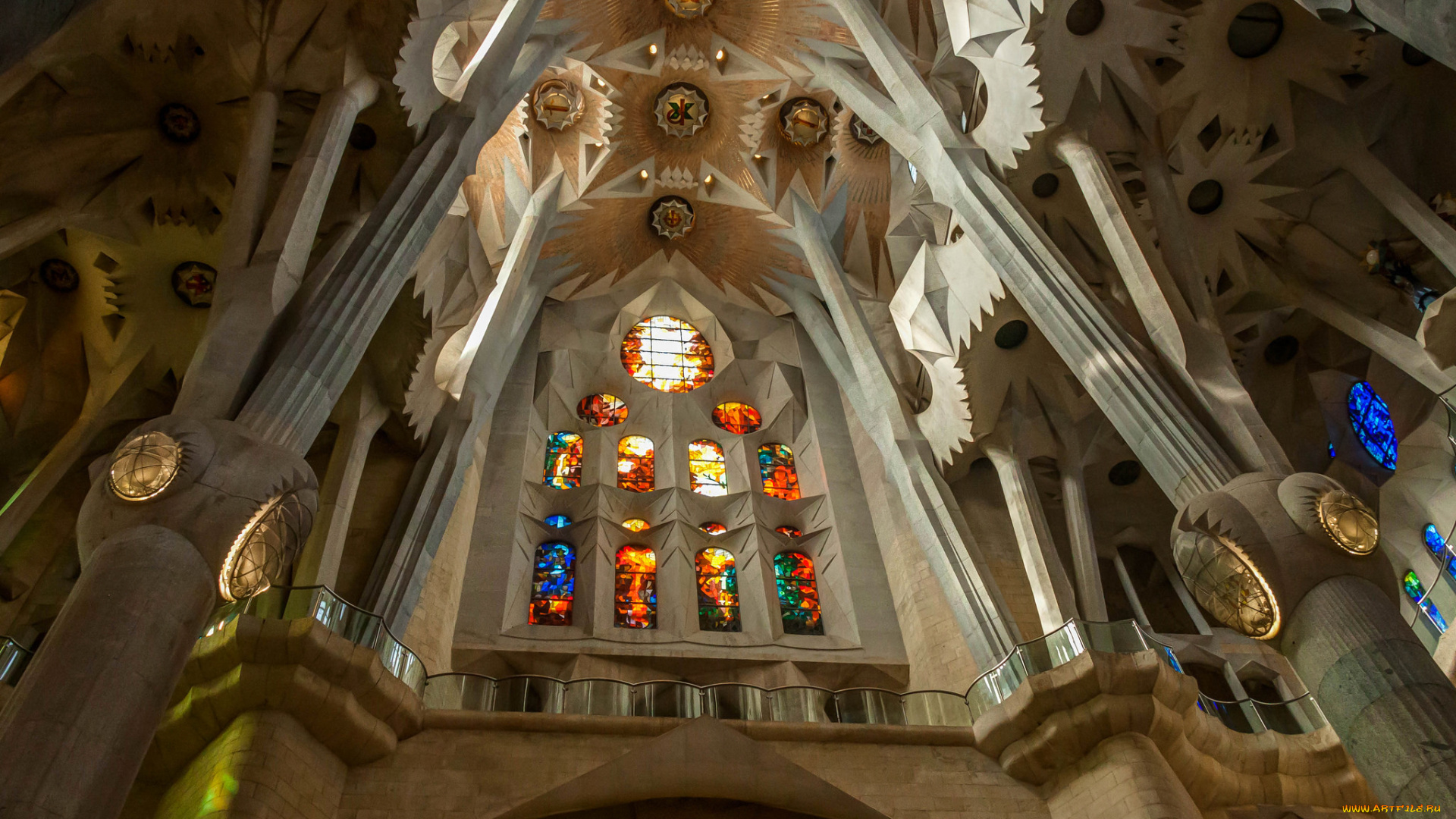 интерьер, убранство, , роспись, храма, храм, святого, семейства, барселона, испания, колонны, витражи