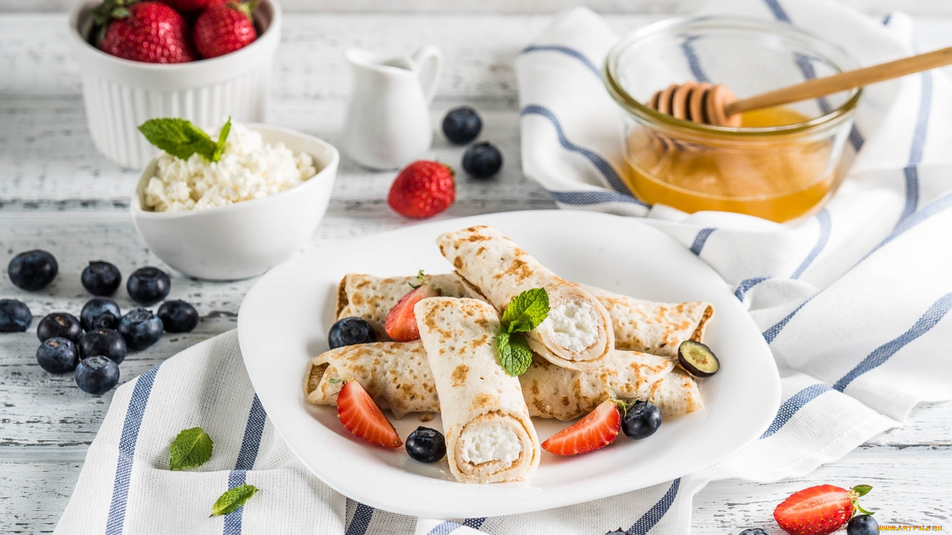 еда, блины, , оладьи, ягоды, голубика, мед, рулеты, творог, клубника