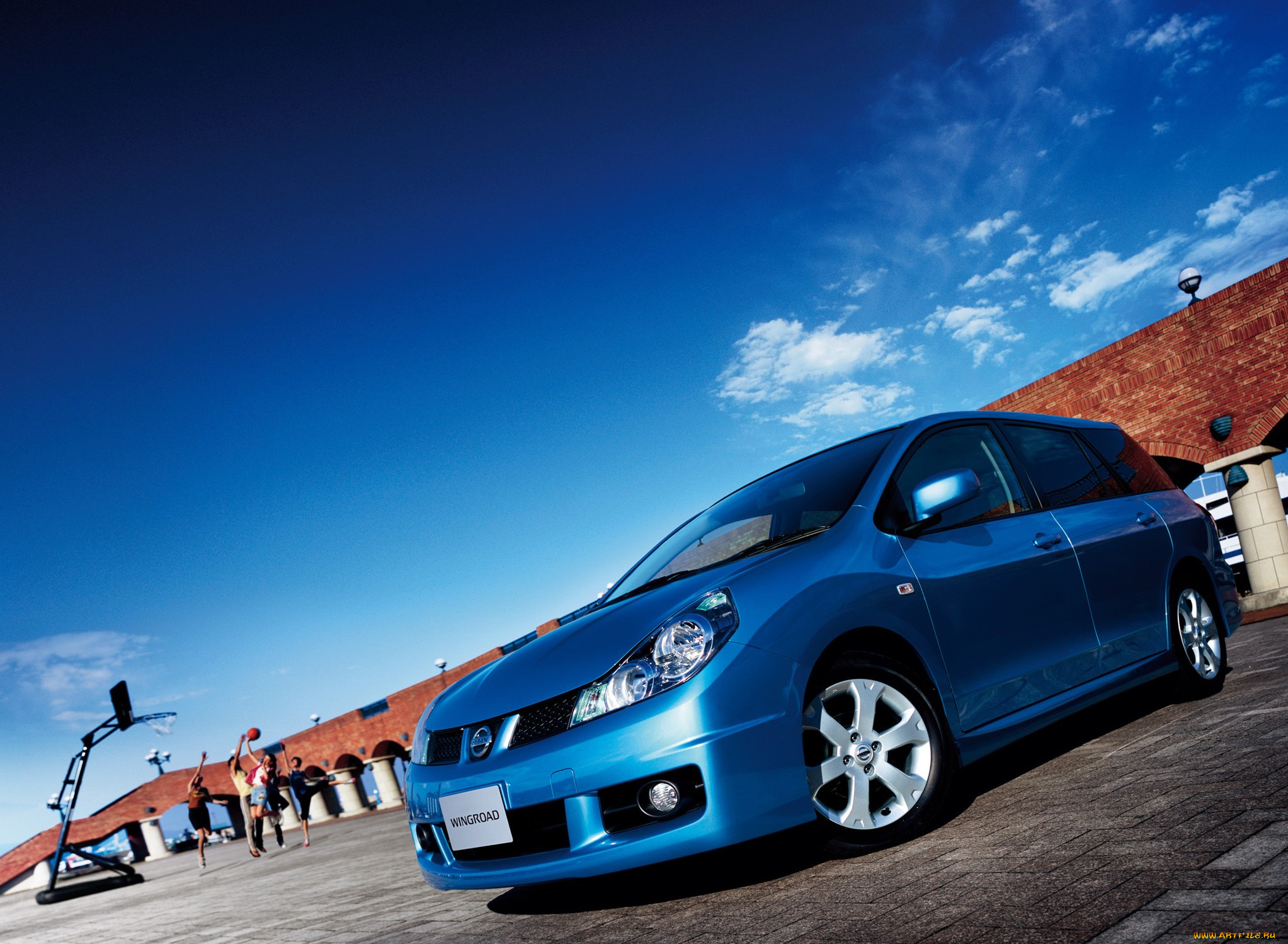 автомобили, nissan, datsun, ниссан, синий, стена, люди, баскетбол
