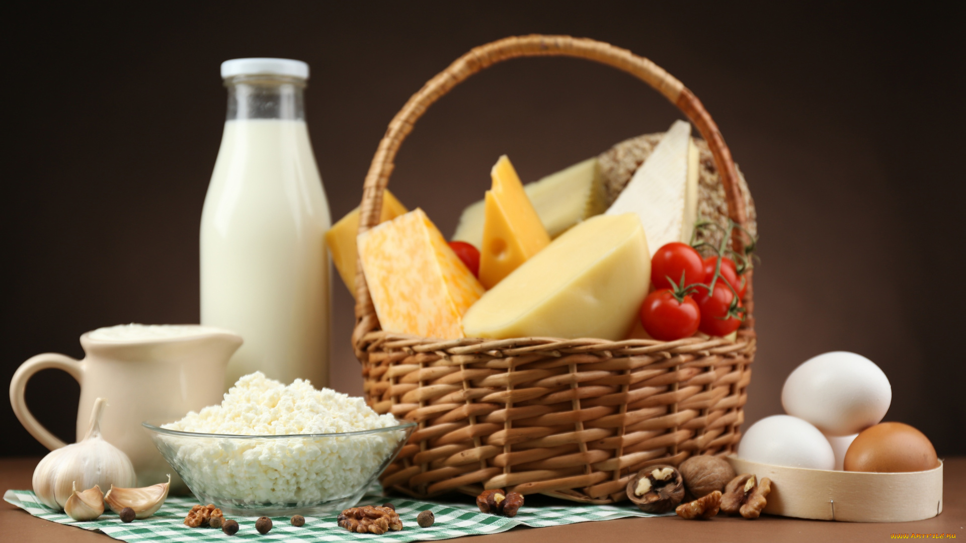 еда, сырные, изделия, чеснок, перец, яйца, сыр, грецкие, орехи, бутылка, корзина, кувшин, творог, помидоры, томаты