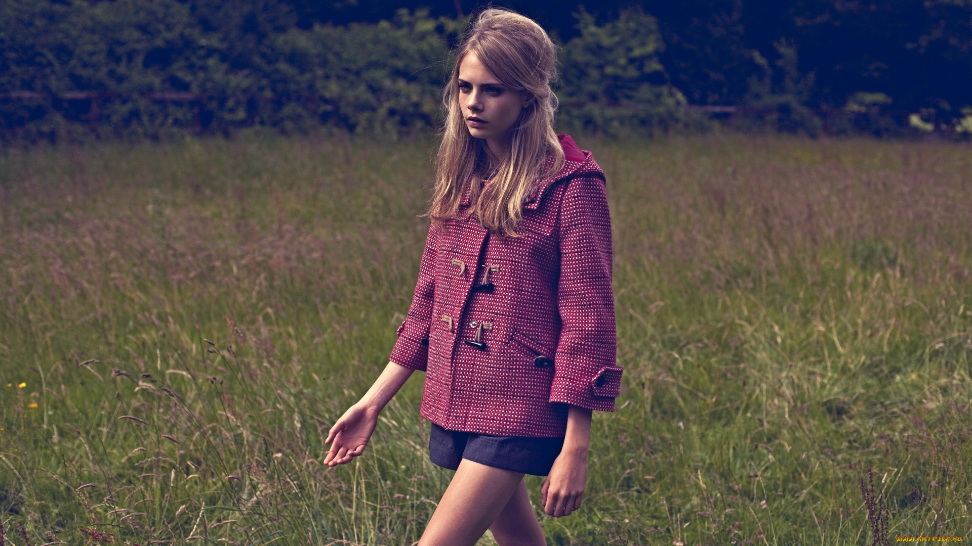 девушки, cara, delevingne, лужайка, трава, пальто, шорты, блондинка, модель, кара, делевинь