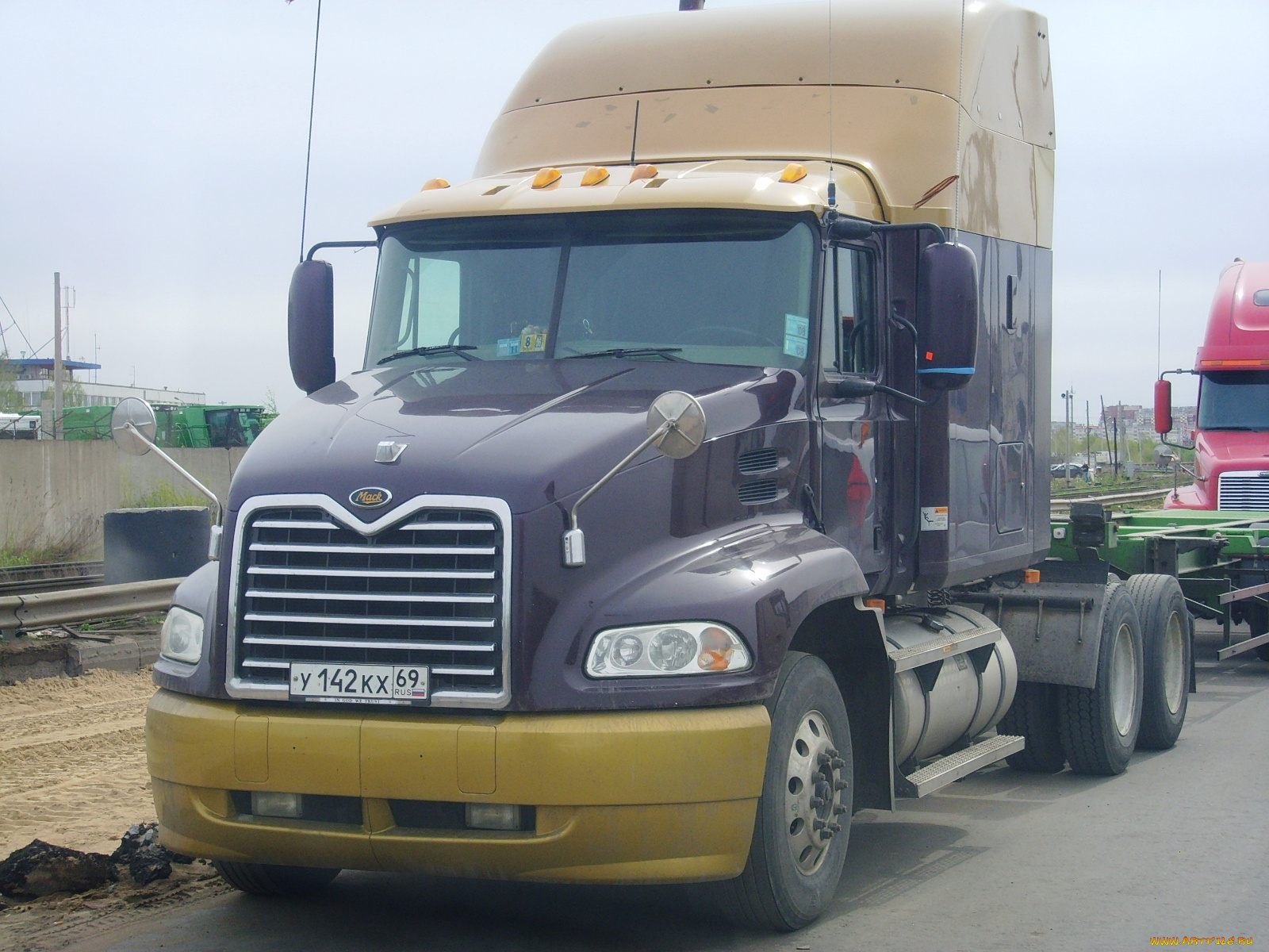 автомобили, грузовики