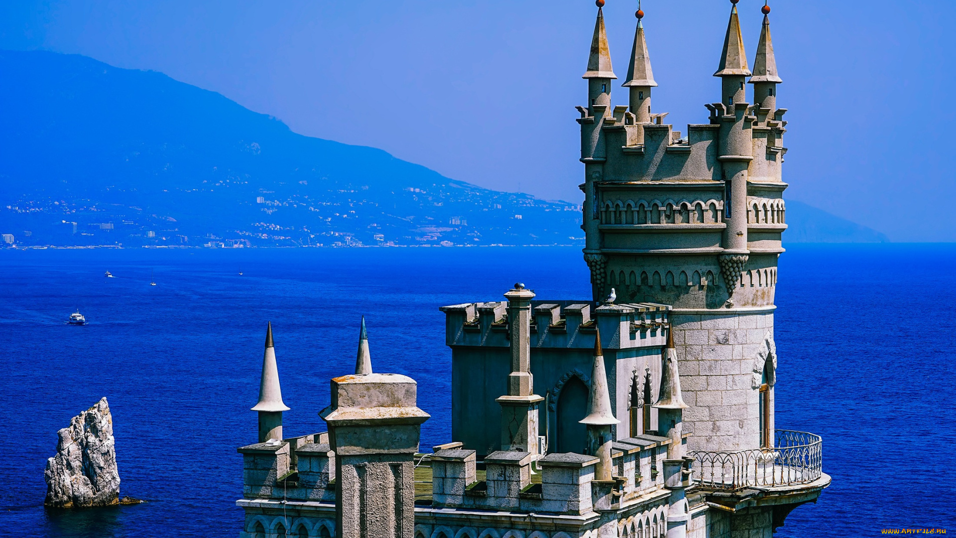 города, ласточкино, гнездо, , крым, Чёрное, море, ласточкино, гнездо, крепость, побережье, дымка, синева, скала, горы, солнце