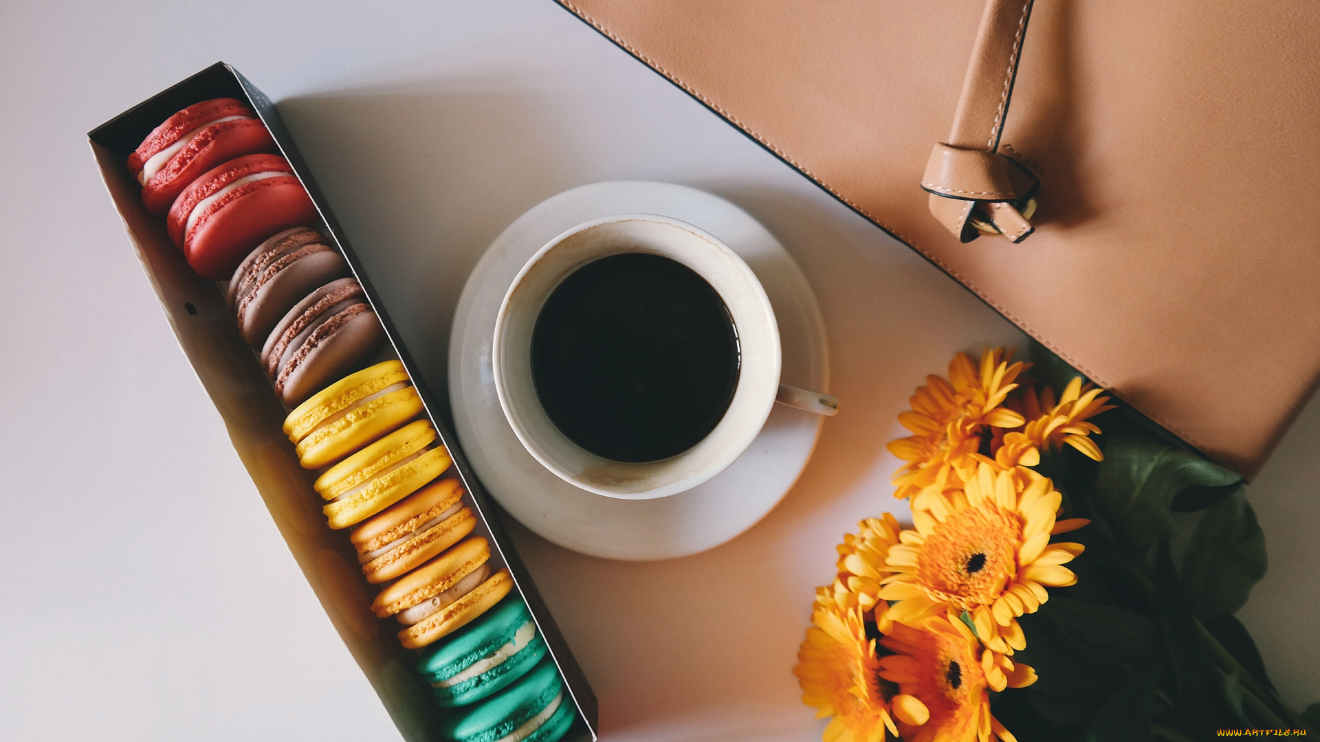 еда, макаруны, лакомство, печенье, ассорти, кофе, герберы