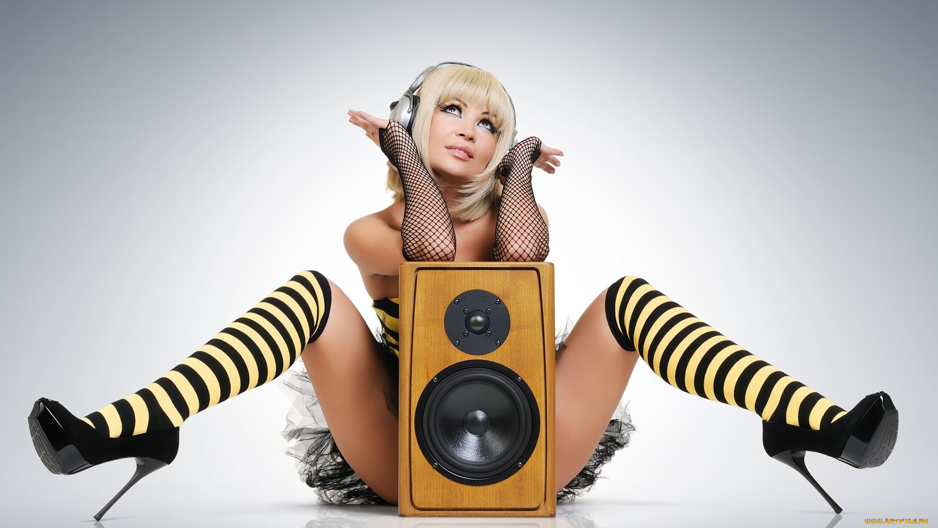 бестия, девушки, -, блондинки, , светловолосые, девушка, женщина, блондинка, светловолосая, сексуальная, модель, звезда, позирует, разная, обувь, верхняя, стильная, одежда, нижнее, эротическое, бельё, трусы, лифчик, колготки, чулки, аксессуары, макияж, и, множество, элементов, на, фотографии