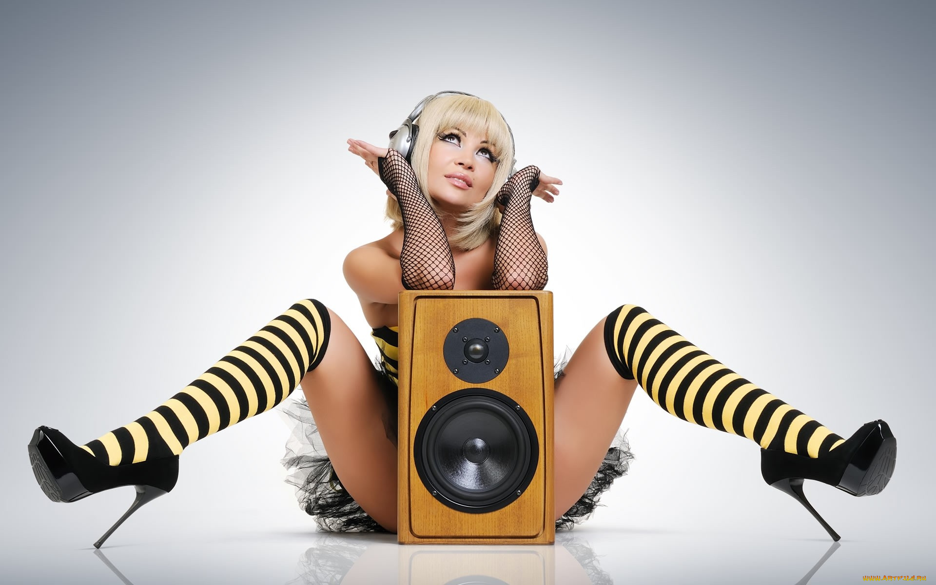 бестия, девушки, -, блондинки, , светловолосые, девушка, женщина, блондинка, светловолосая, сексуальная, модель, звезда, позирует, разная, обувь, верхняя, стильная, одежда, нижнее, эротическое, бельё, трусы, лифчик, колготки, чулки, аксессуары, макияж, и, множество, элементов, на, фотографии