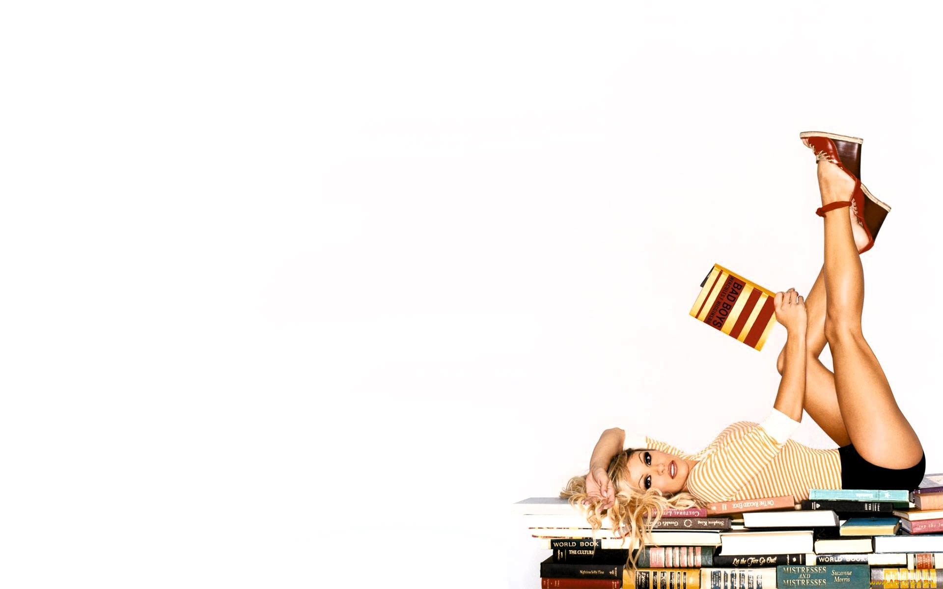 девушки, pamela, anderson, блондинка, топ, шорты, книги