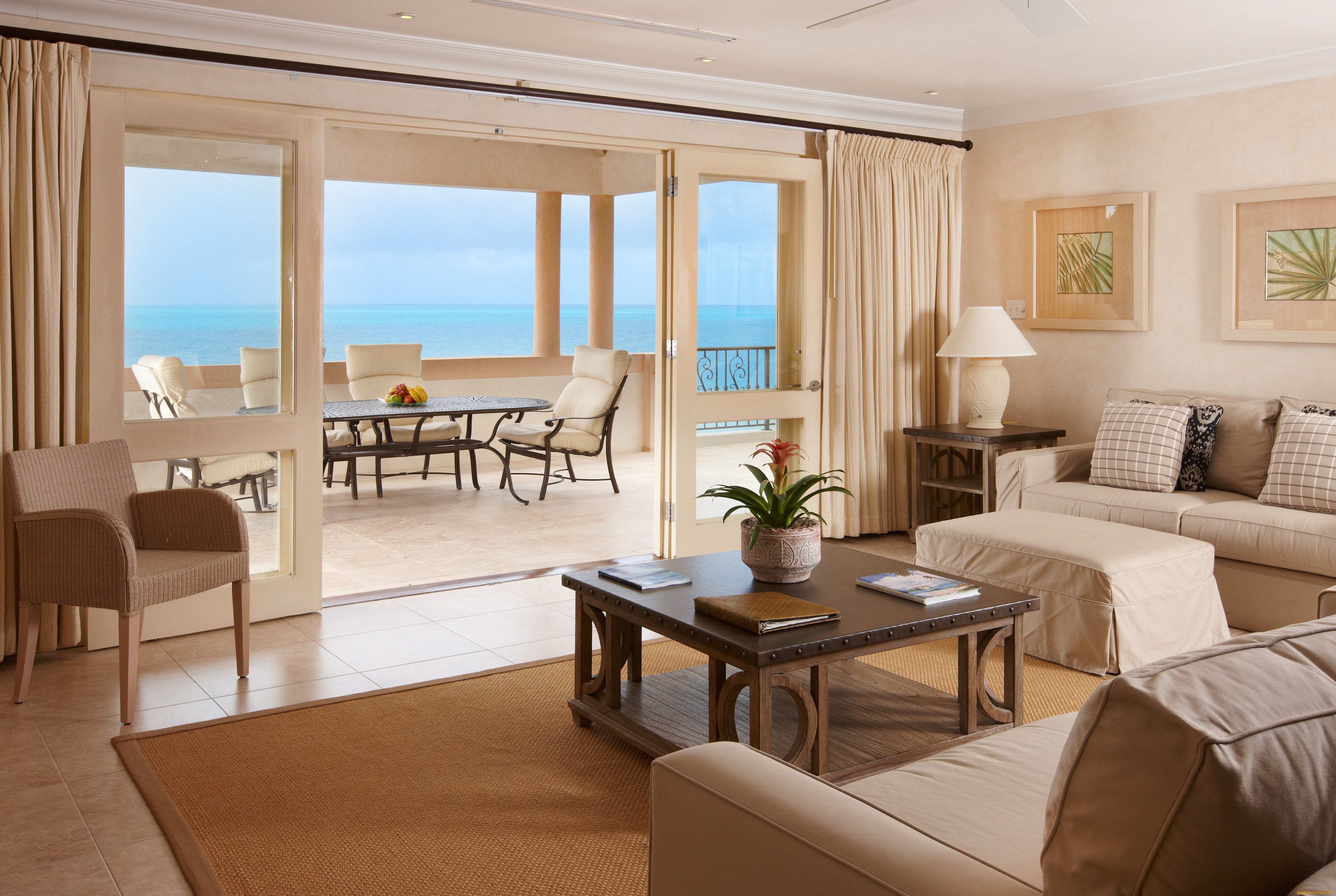 интерьер, гостиная, папки, цветок, картины, кресла, диван, стулья, стол, колонны, море, балкон, терраса