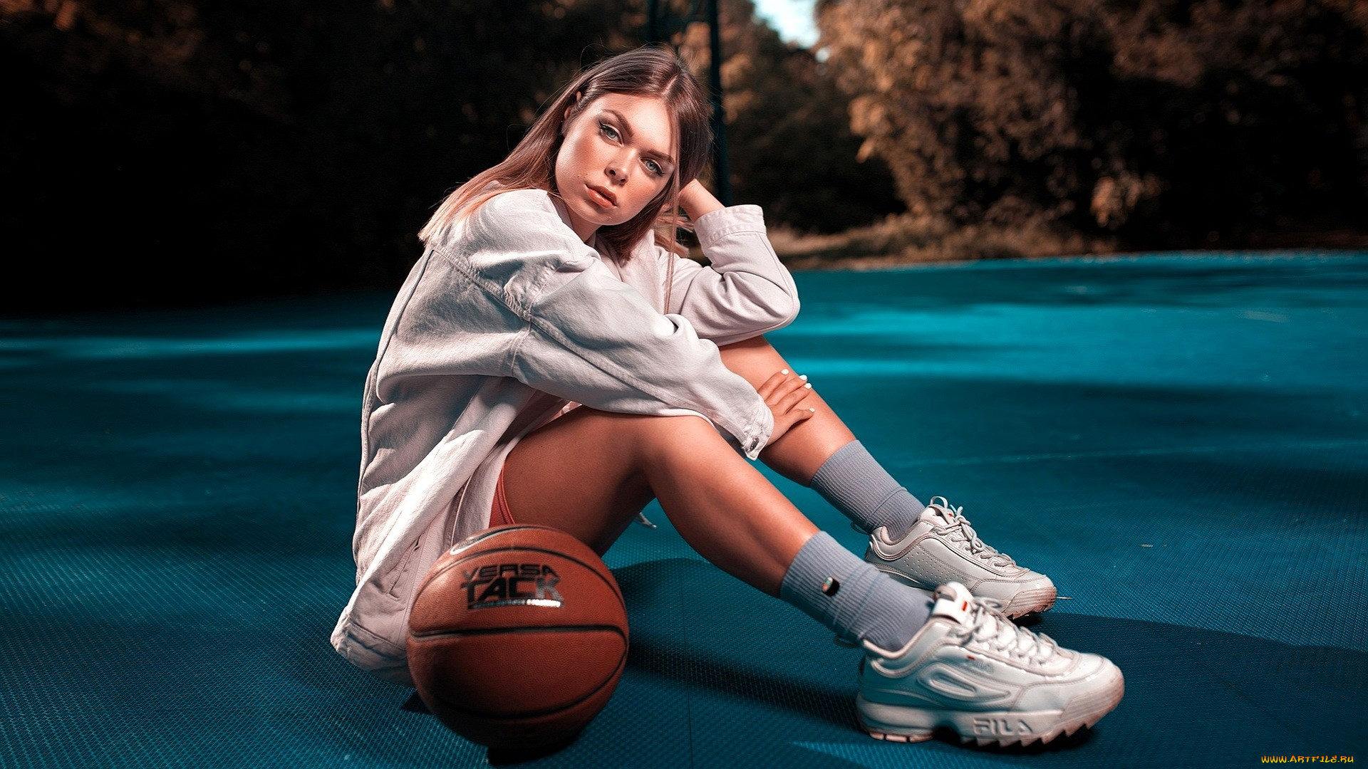 девушки, -, брюнетки, , шатенки, шатенка, куртка, носки, кроссовки, мяч, площадка, покрытие, деревья