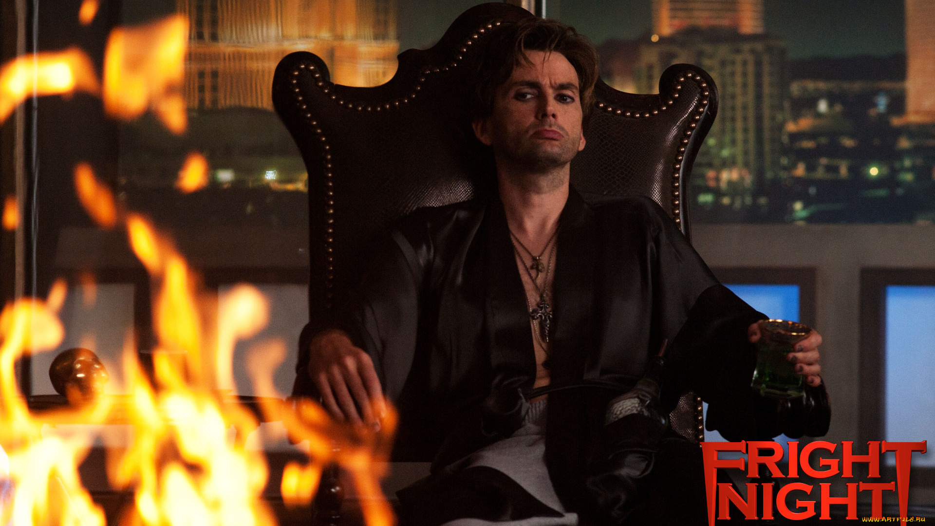 fright, night, кино, фильмы, медальон, крестик, огонь, напиток, халат, кресло