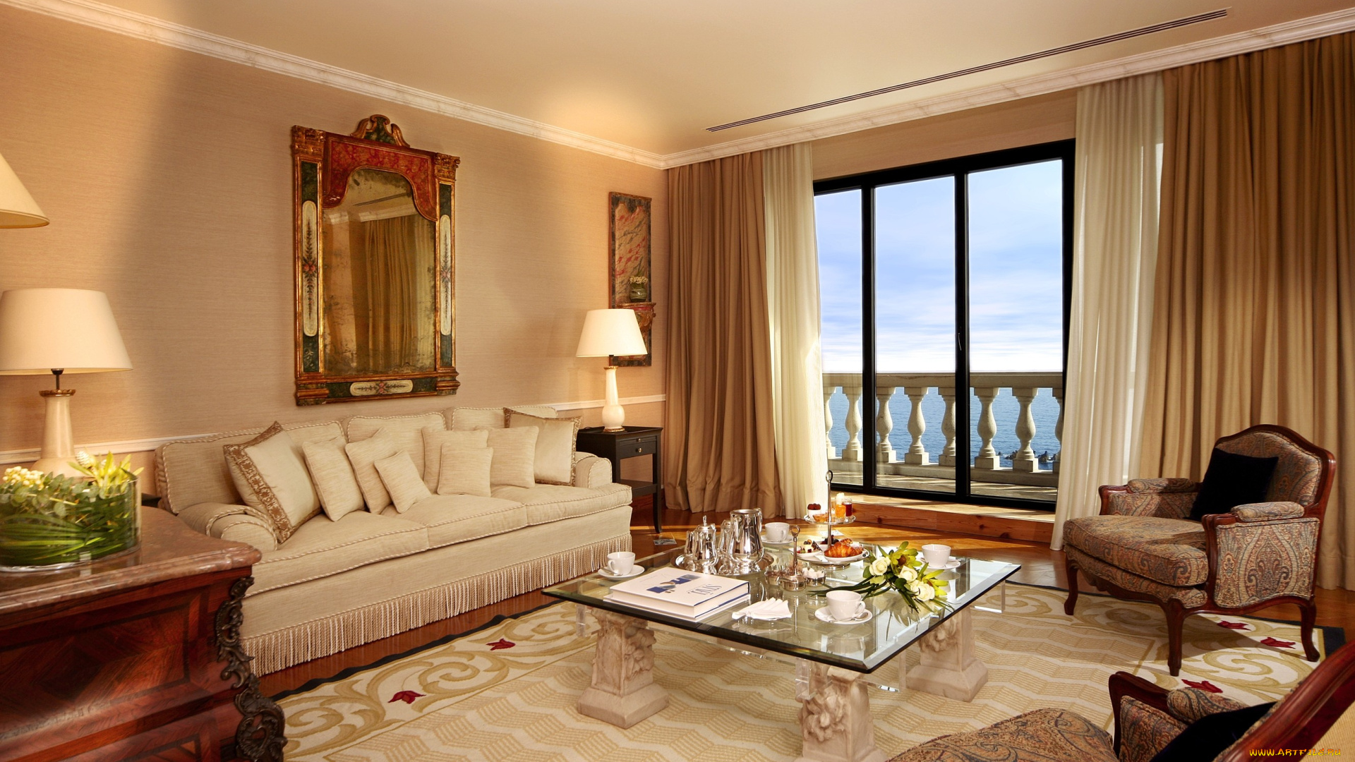 интерьер, гостиная, зеркало, подушки, балкон, столик, диван, кресла