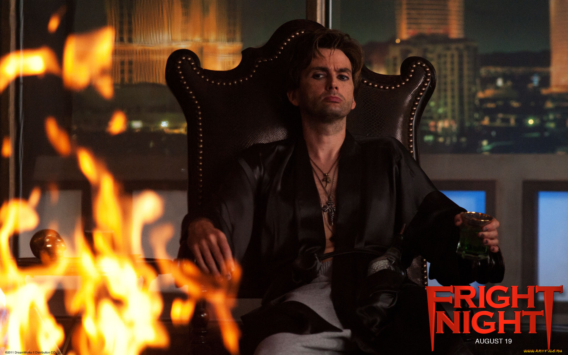 fright, night, кино, фильмы, медальон, крестик, огонь, напиток, халат, кресло