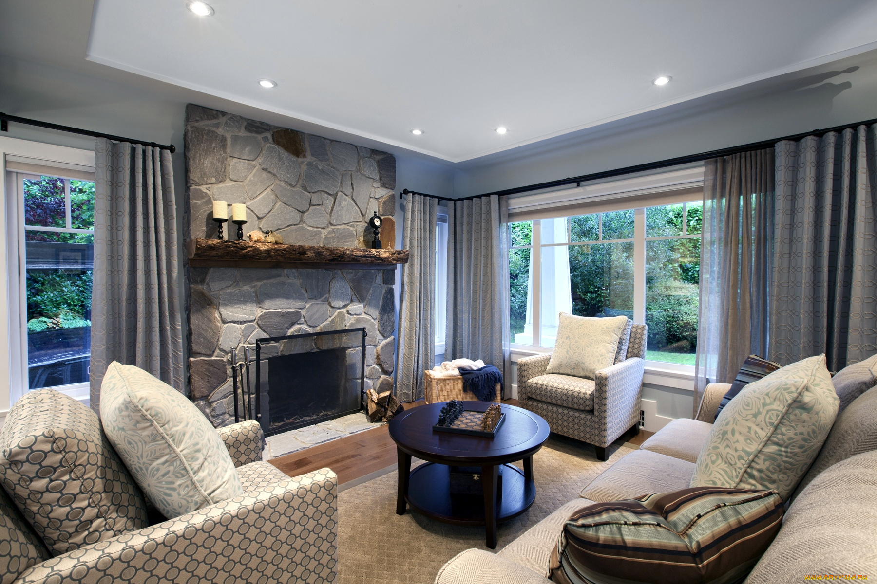 интерьер, гостиная, шахматы, камин, подушки, столик, диван, кресла