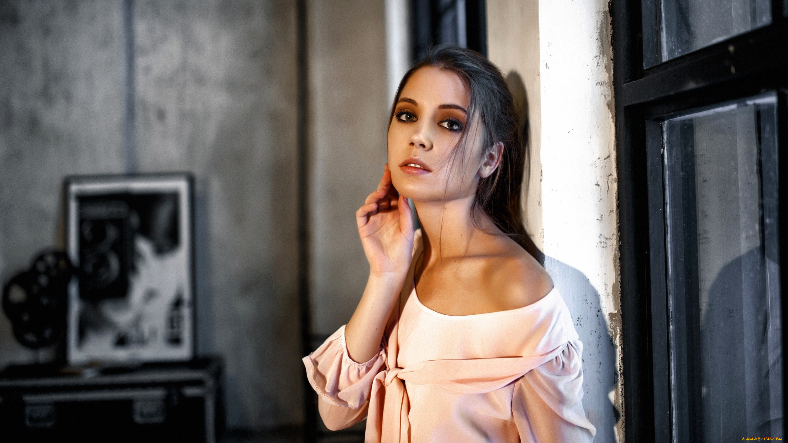 девушки, ксения, кокорева, шатенка, лицо, стена, алексей, кошечкин, брюнетка, смотрит, на, зрителя, макияж, розовая, одежда, тени, для, век, в, помещении, чувственный, взгляд, обнаженное, плечо, трогает