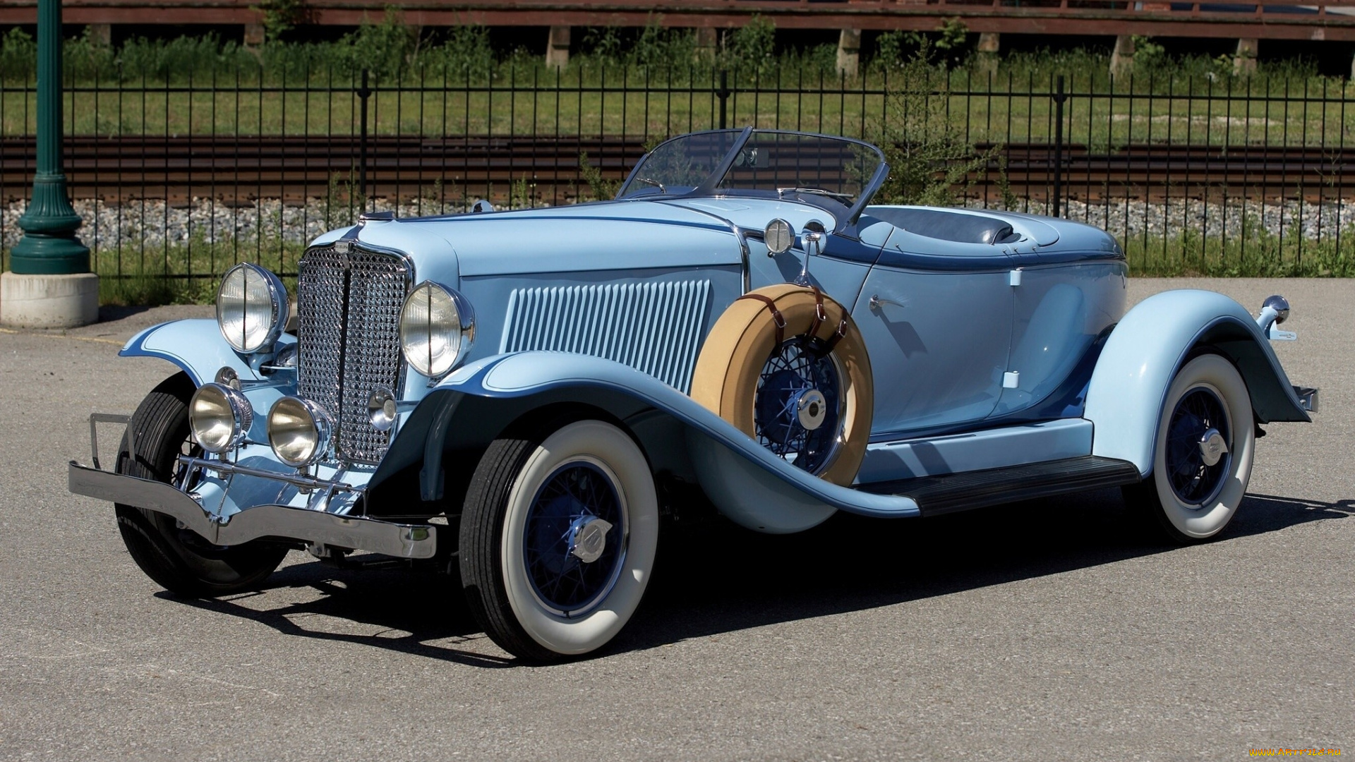 автомобили, классика, дорога, забор, столб, дом, трава