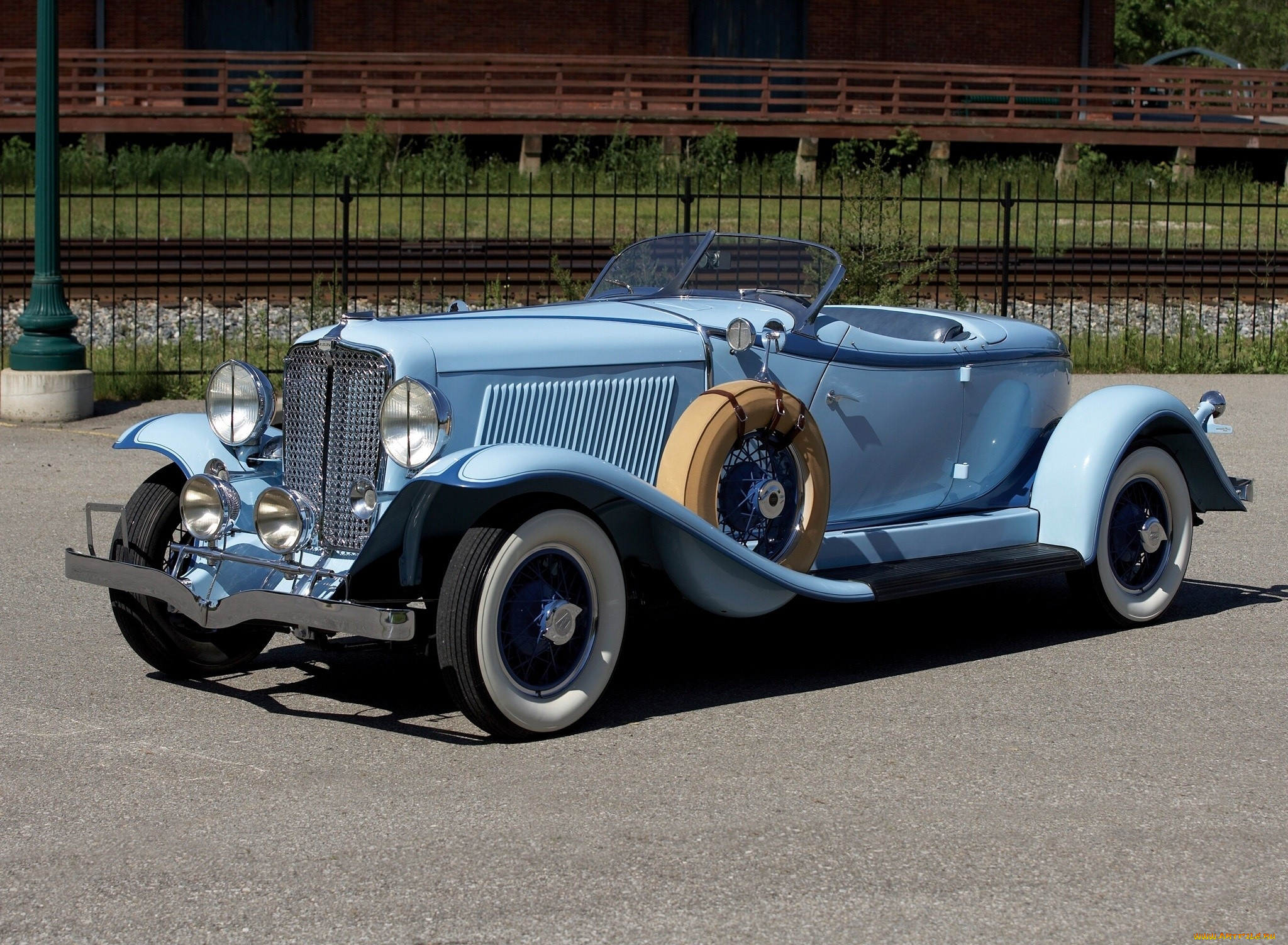 автомобили, классика, дорога, забор, столб, дом, трава