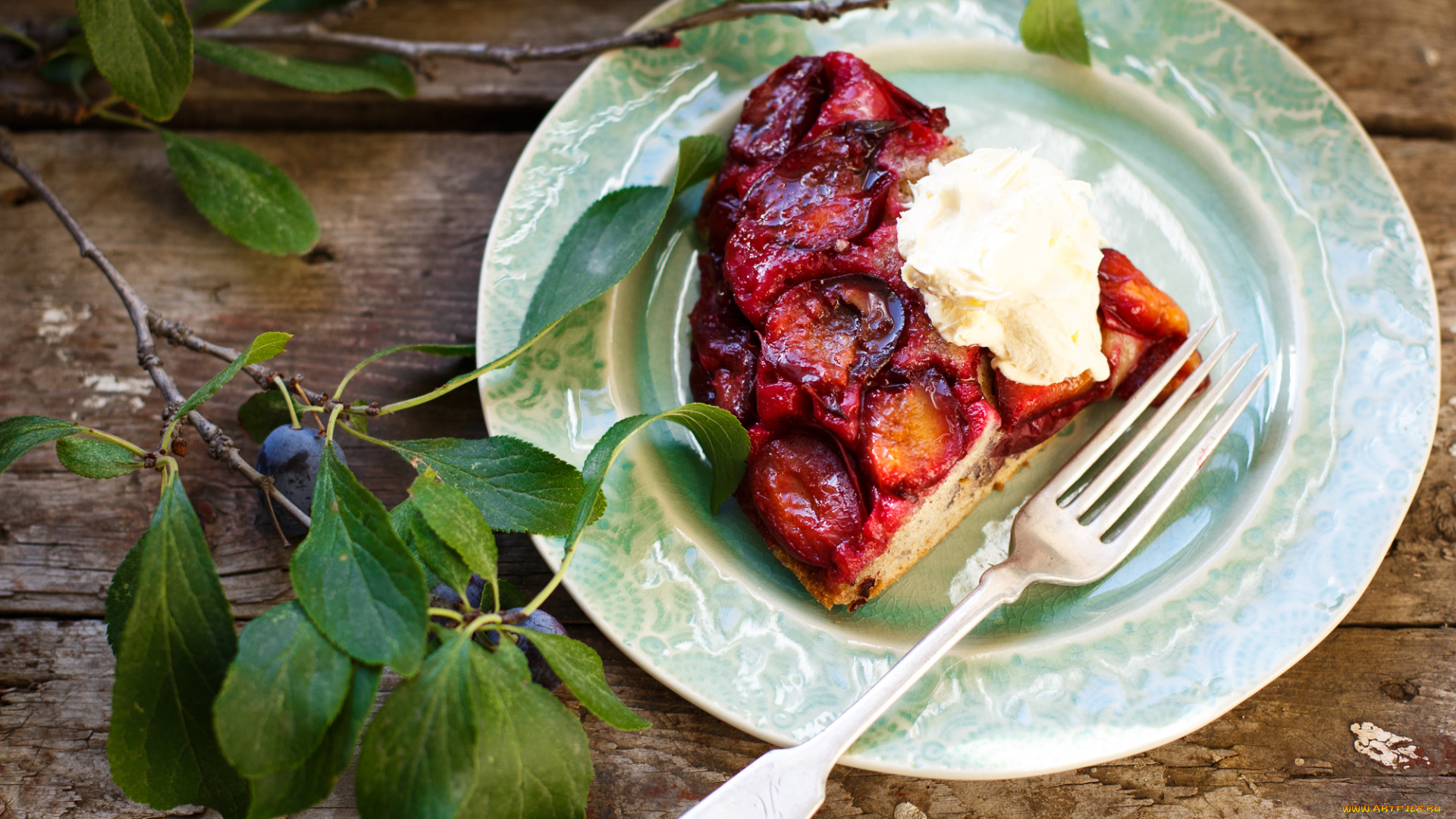 еда, пироги, пирог, сливы, ветка, листья, вилка, тарелка