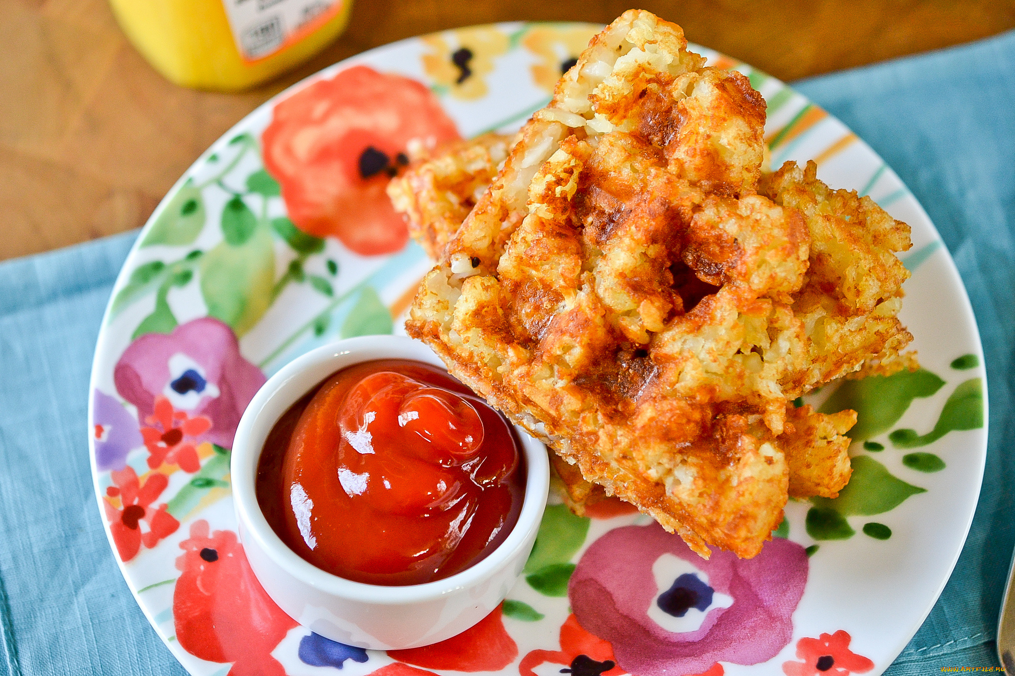 hash, brown, waffles, еда, блины, оладьи, тарелка, кетчуп, картофельные, вафли, соус