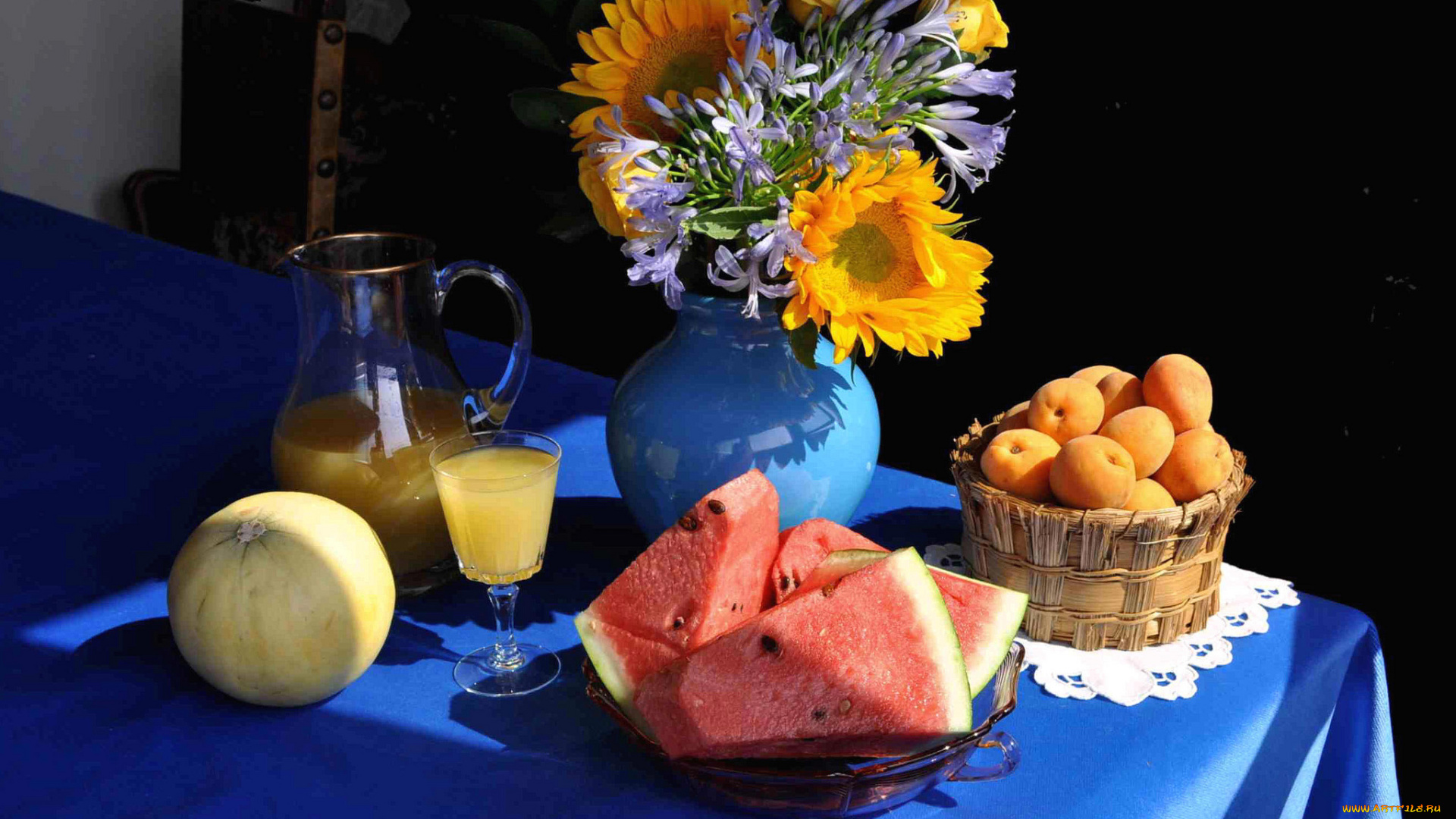 еда, натюрморт, арбуз, кувшин, дыня, абрикосы, букет, цветы, ваза, стол, сок