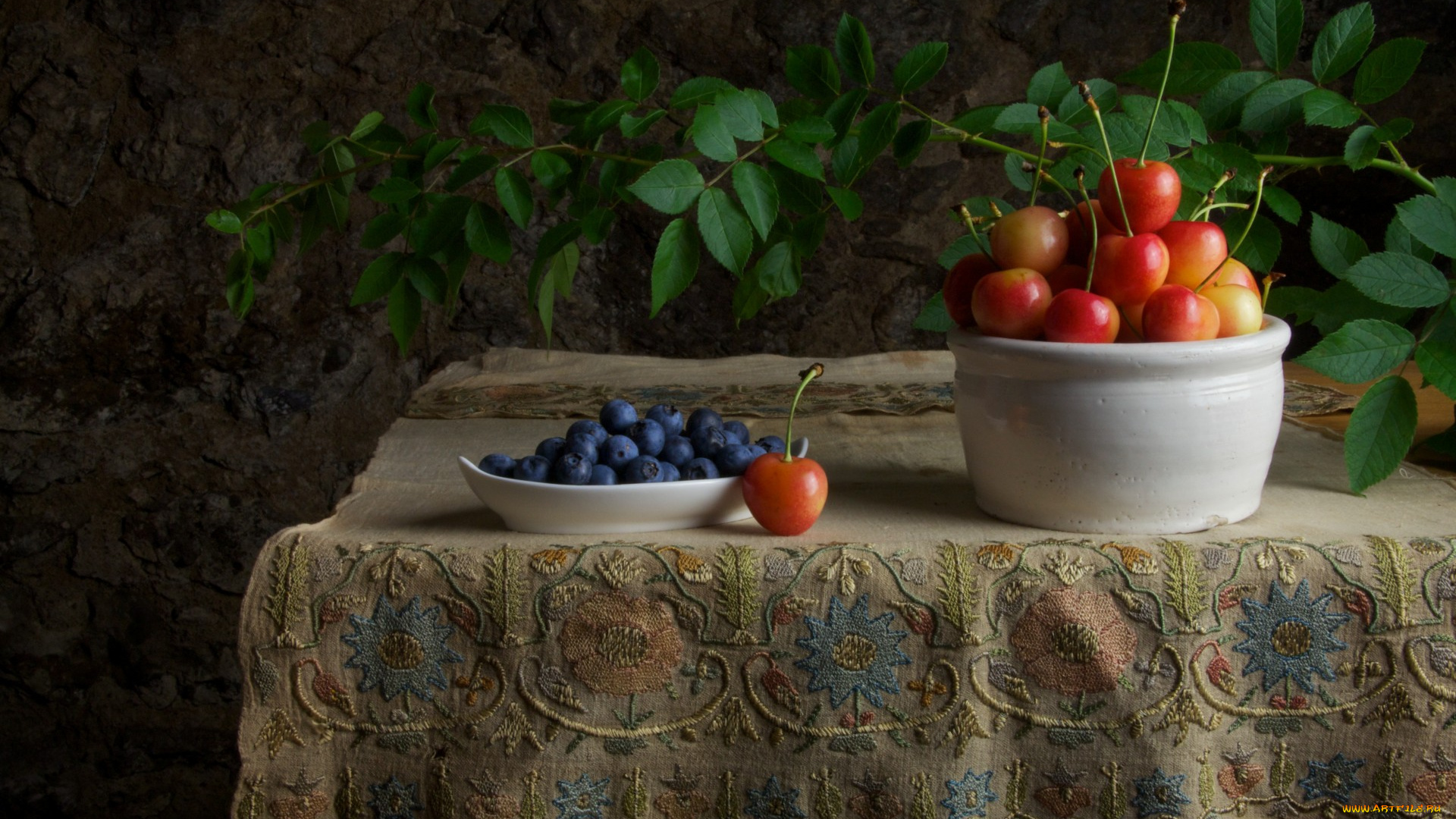 еда, натюрморт, скатерть, ваза, вишня, черника