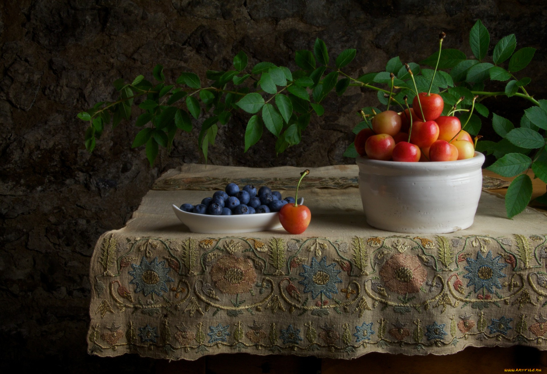 еда, натюрморт, скатерть, ваза, вишня, черника
