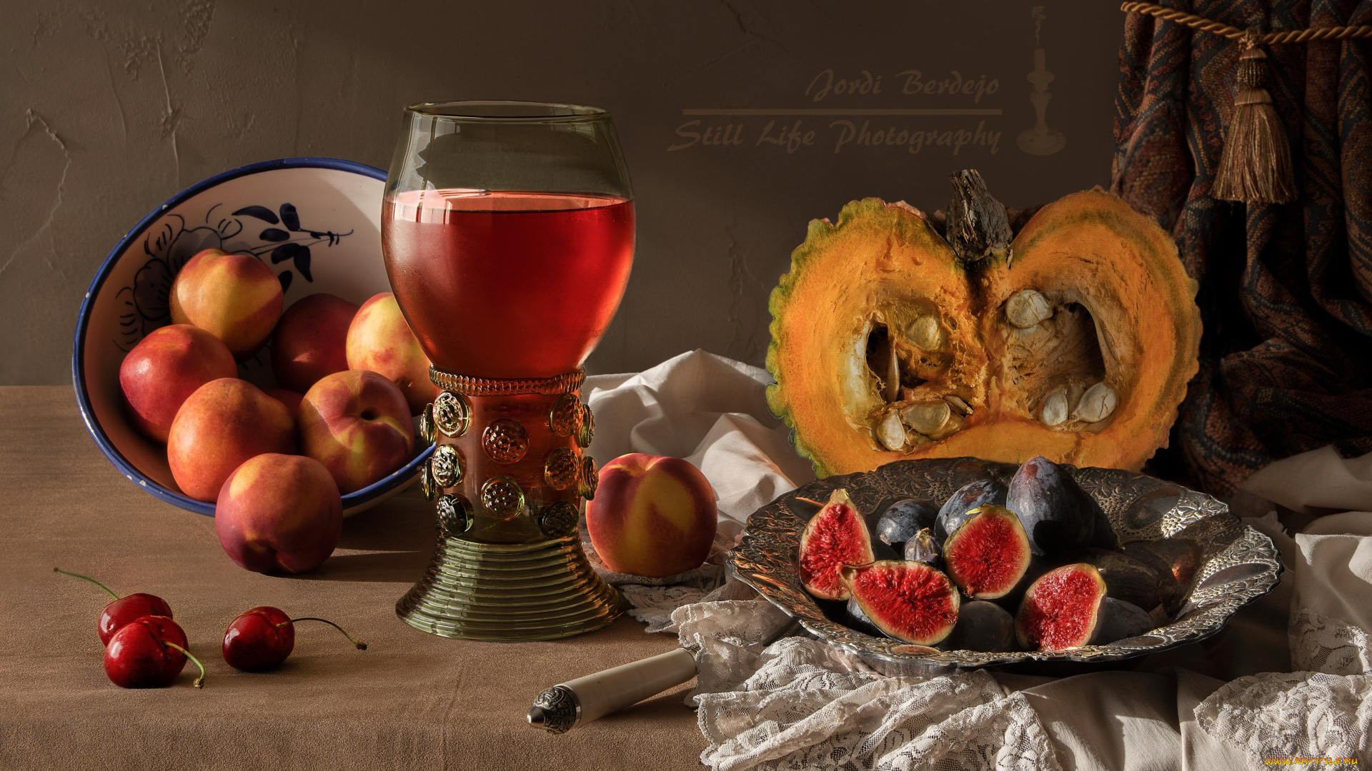 еда, натюрморт, бокал, вишня, вино, тыква, персик, штора, инжир