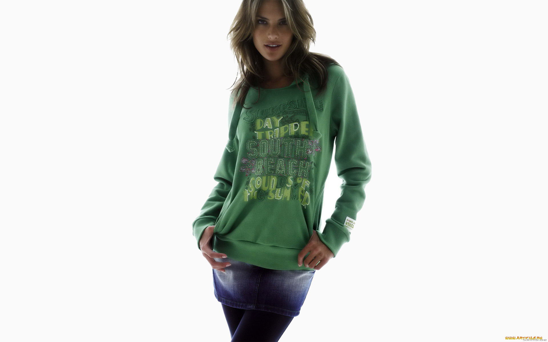 девушки, alessandra, ambrosio, алессандра, амброзио, модель, юбка, толстовка, улыбка