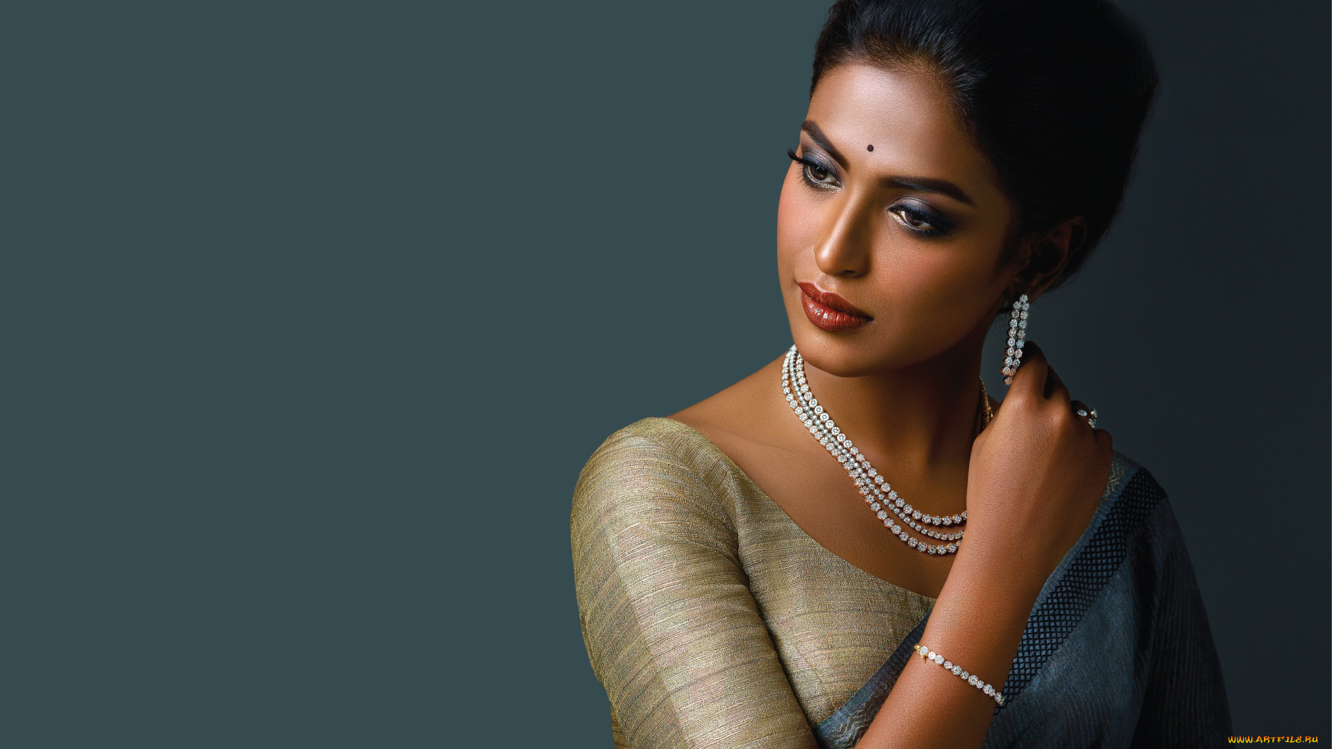 sabyasachi, mukherjee, девушки, sabyasachi, mukherjee, bollywood, индианка, девушка, брюнетка, красавица, актриса, поза, украшения, драгоценности, индия, макияж, лицо