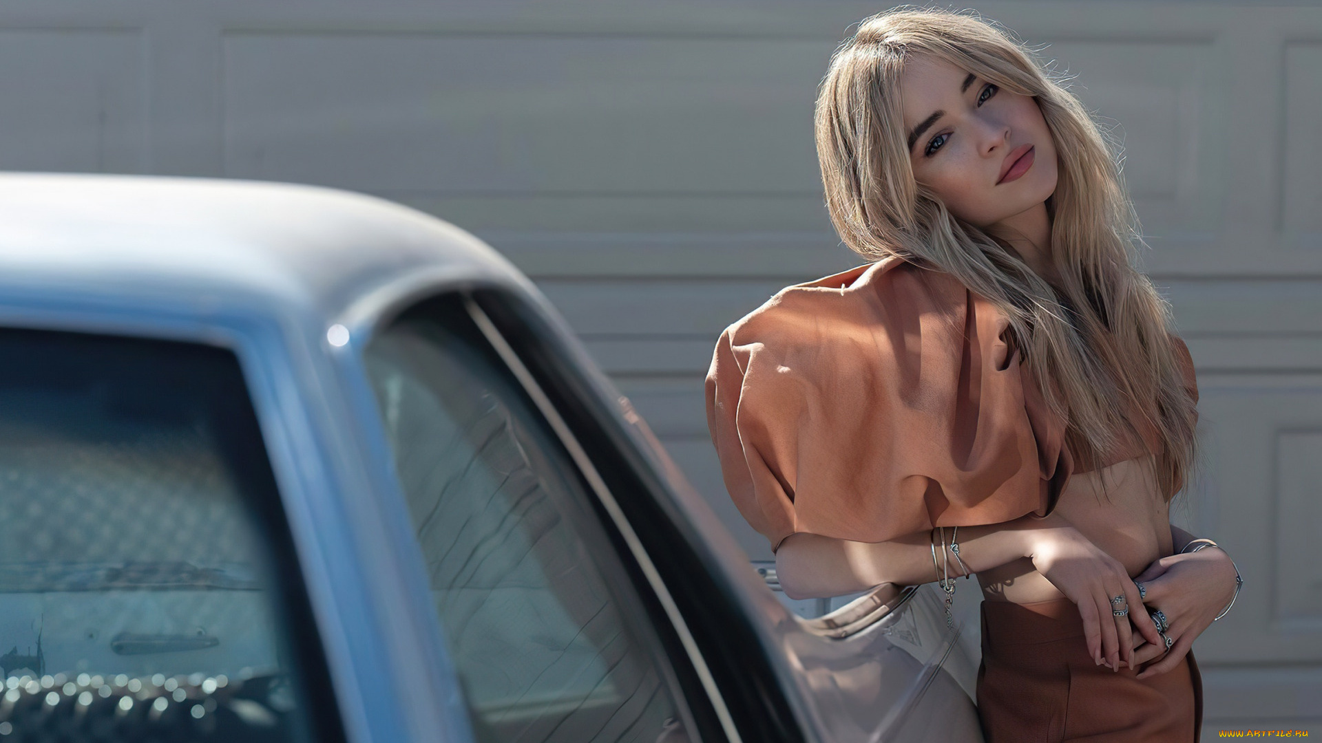 девушки, sabrina, carpenter, поза