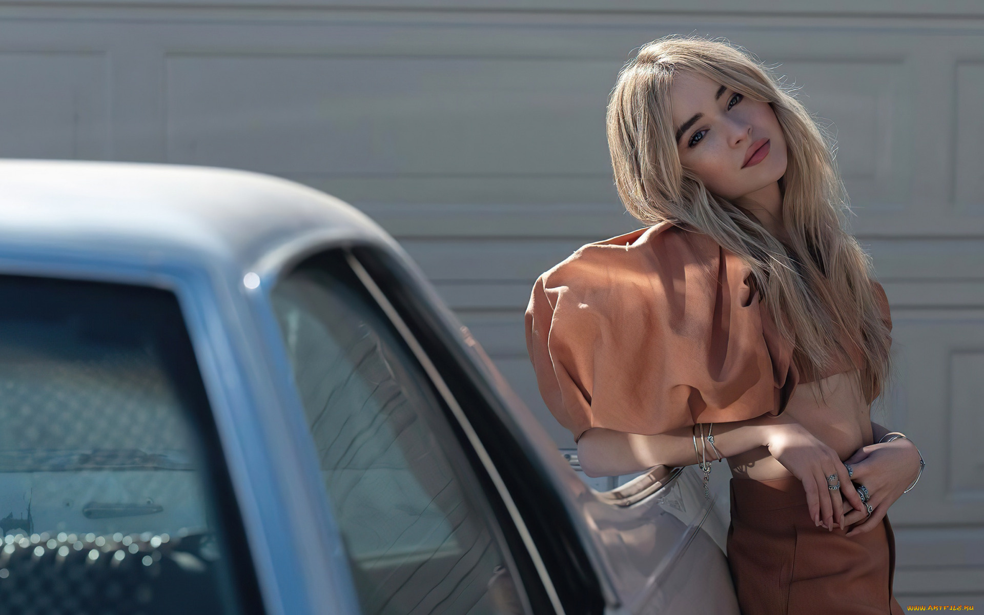 девушки, sabrina, carpenter, поза