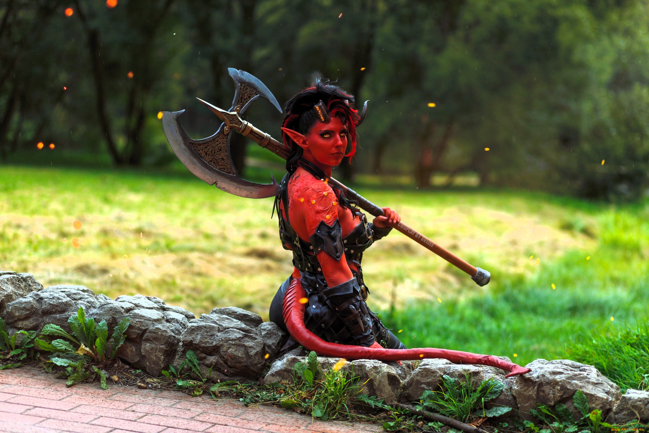 svizee, девушки, анастасия, волкова, , образ, косплей, наряд, костюм, хвост, рога, демонесса, топор, трава, поляна, лес, искры